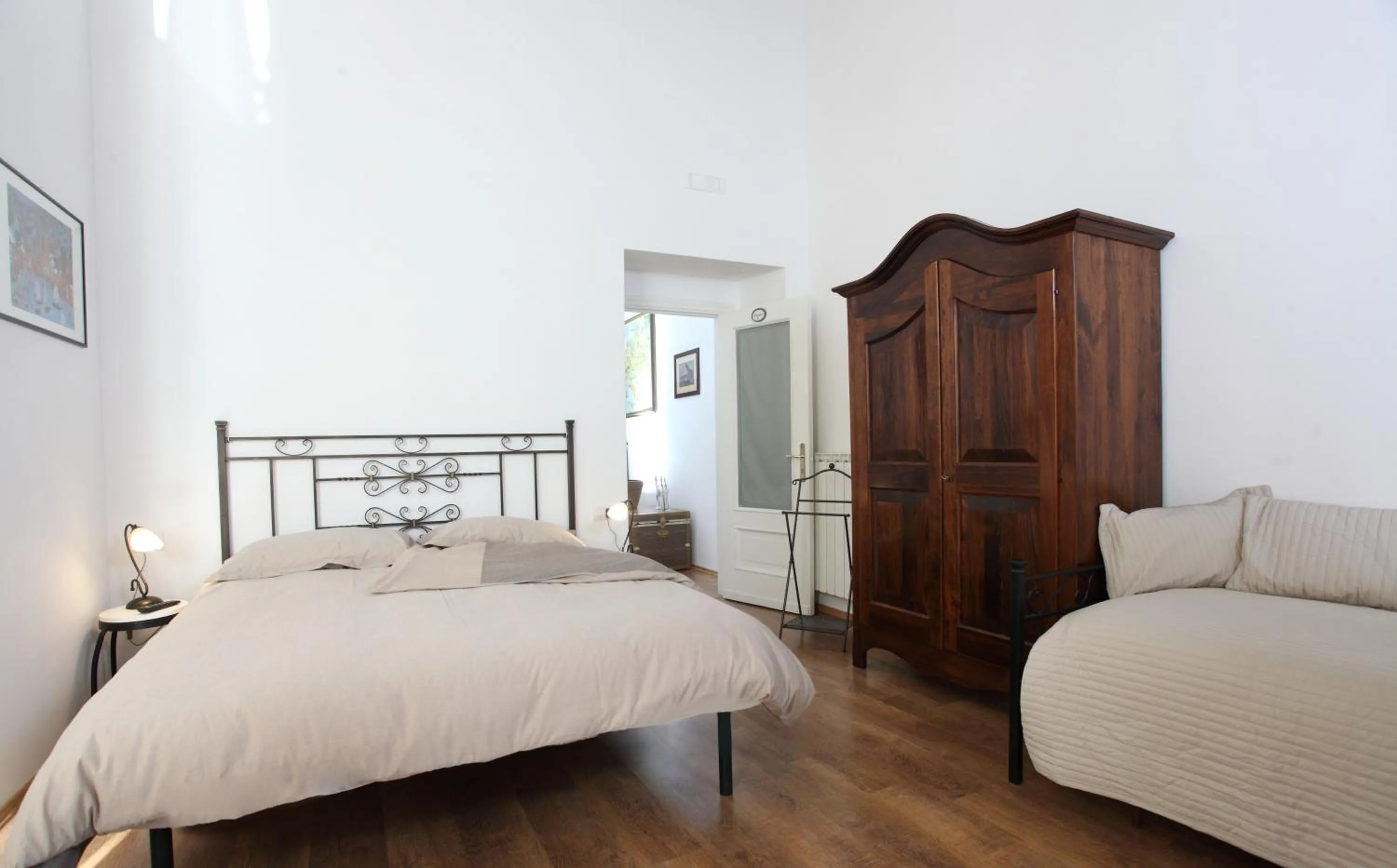Photo of the whole room, Bed in Napoli Pietrasanta LT