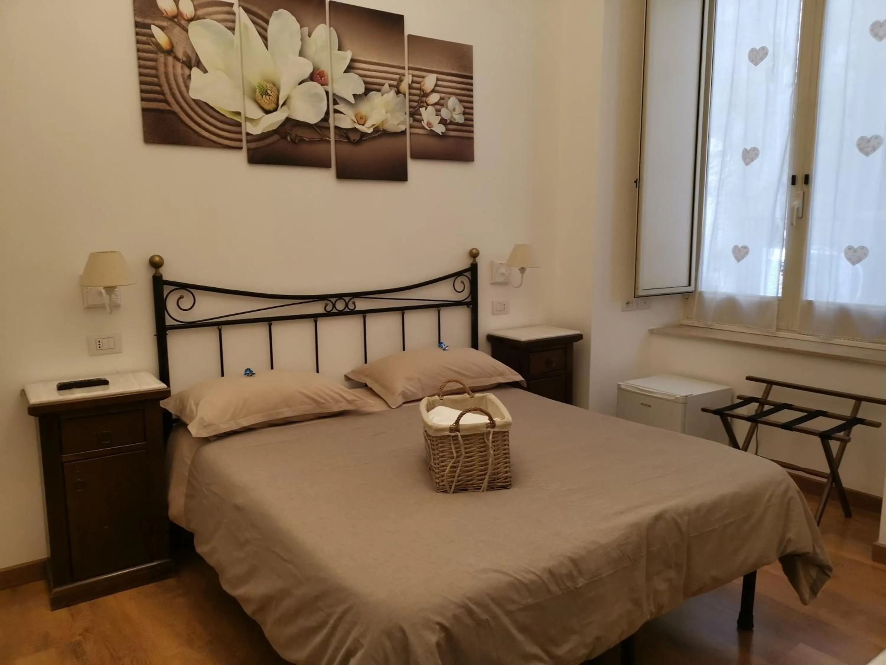 Photo of the whole room, Bed in Napoli Pietrasanta LT