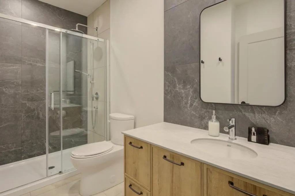 Shower in La Pinsonnière