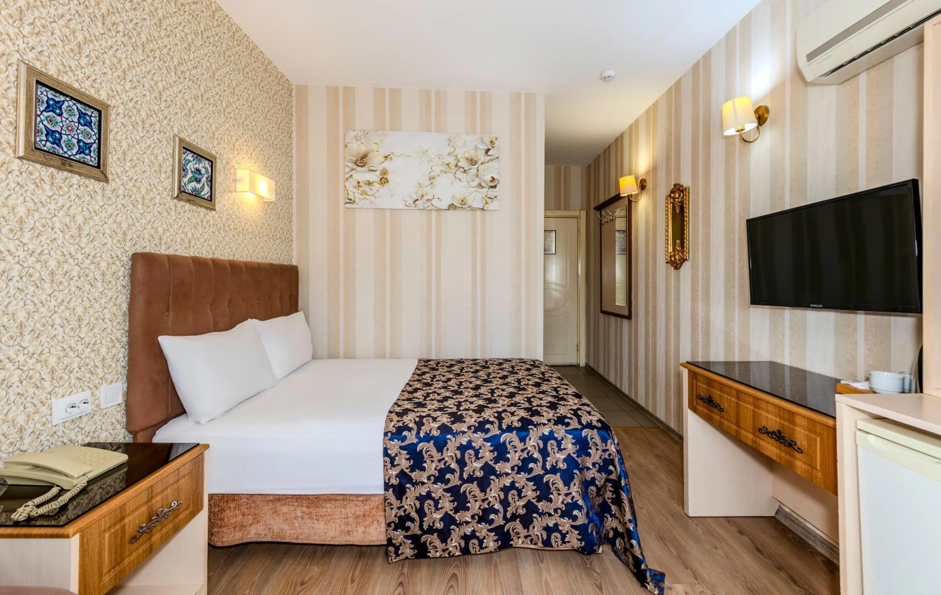 Bedroom, Bed in Hamit Hotel Istanbul