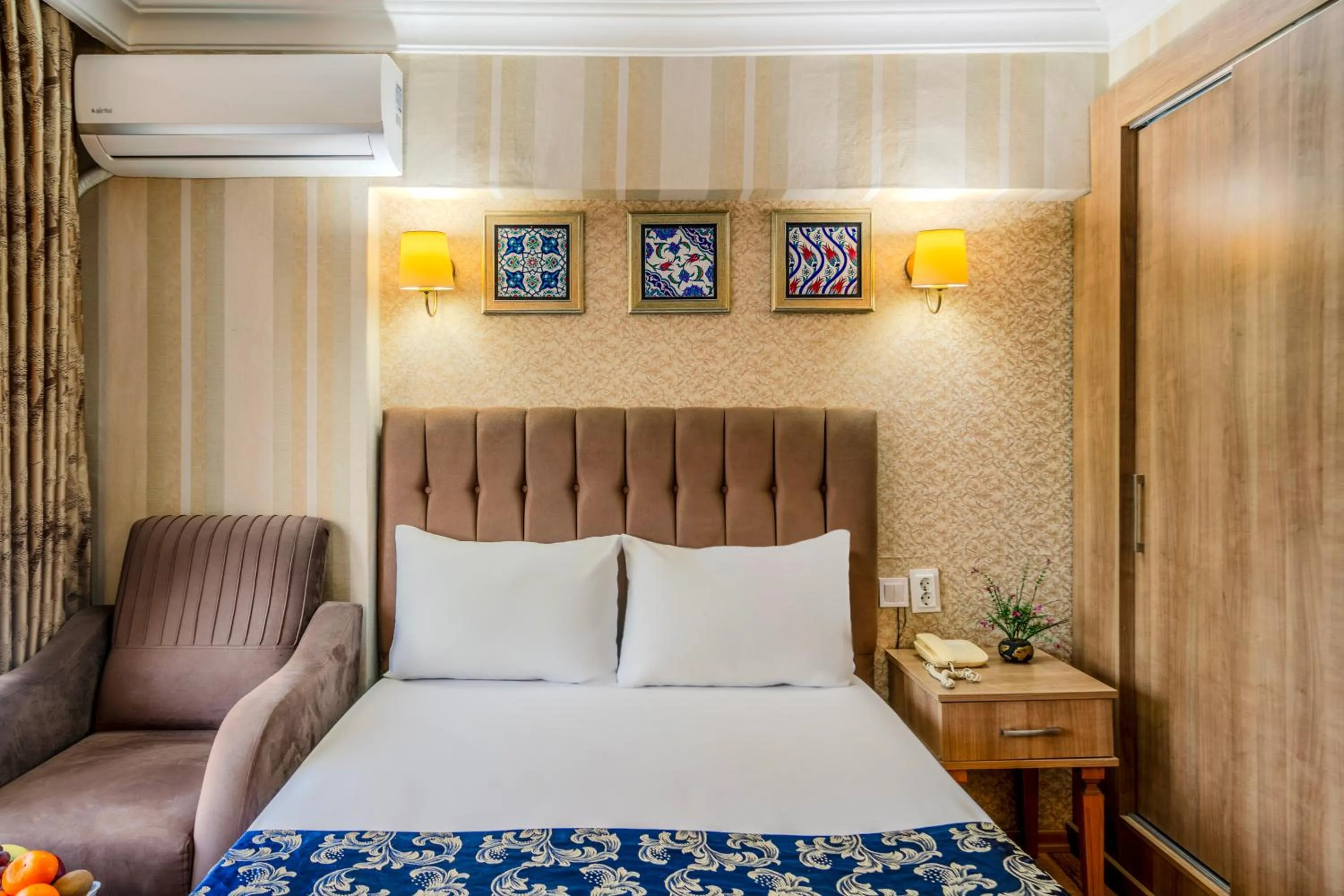 Photo of the whole room, Bed in Hamit Hotel Istanbul