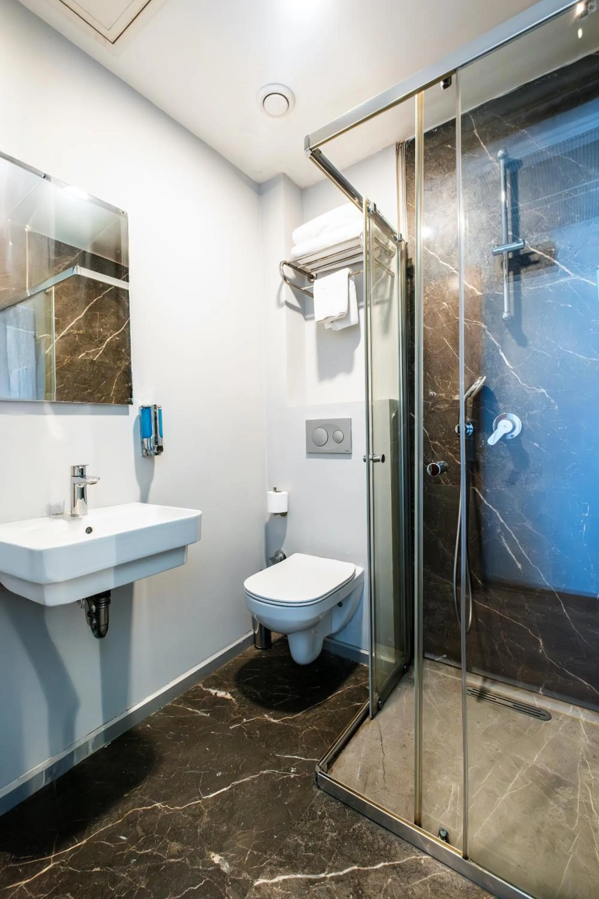 Shower in Discovery Hotel