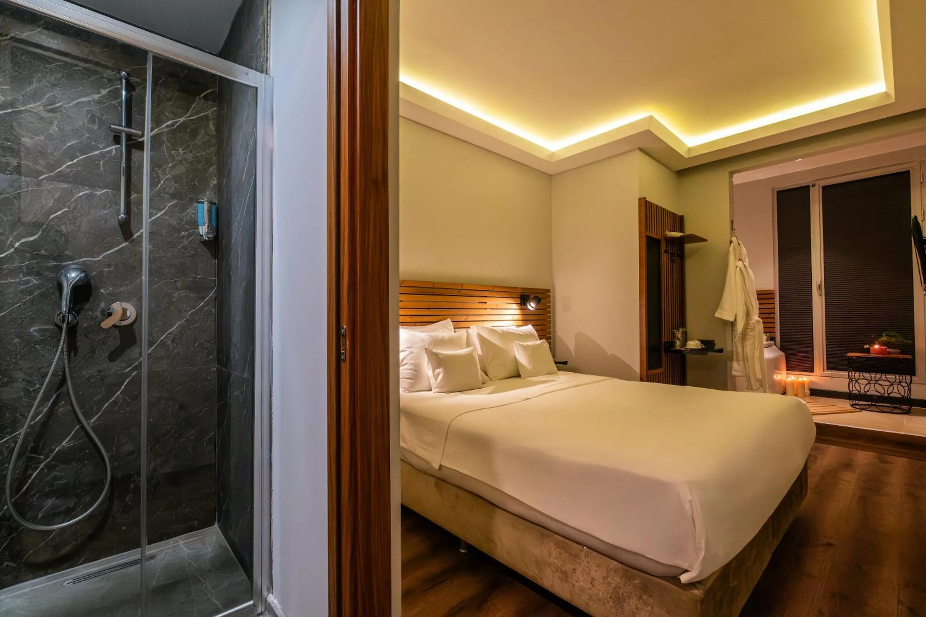Shower, Bed in Discovery Hotel