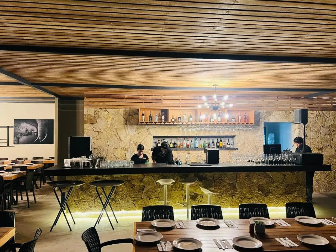 Restaurant/places to eat in Casa Begonias Hotel mas Villas