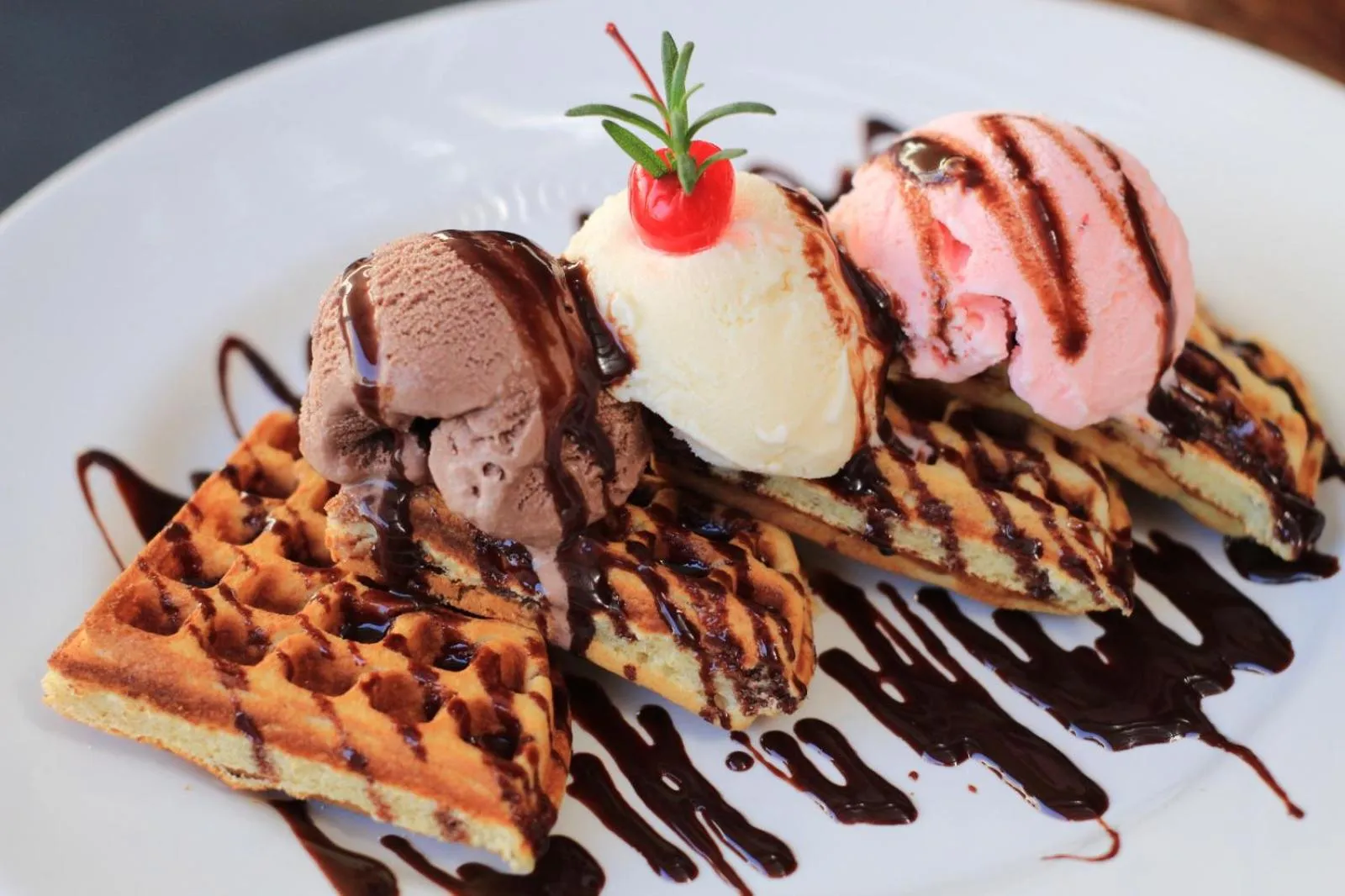 Restaurant/places to eat in Casa Begonias Hotel mas Villas