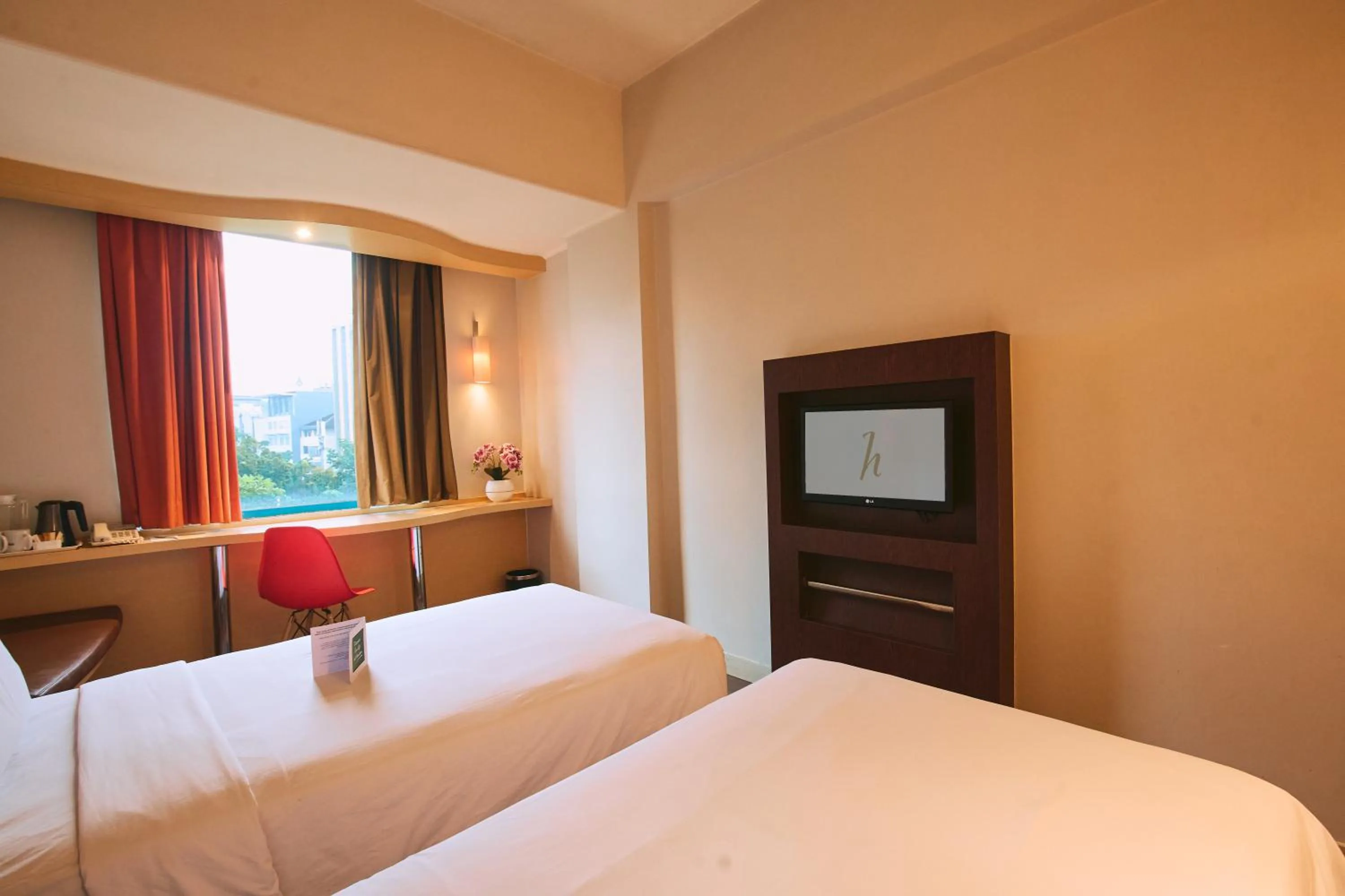 Photo of the whole room, Bed in Horison Arcadia Wahid Hasyim