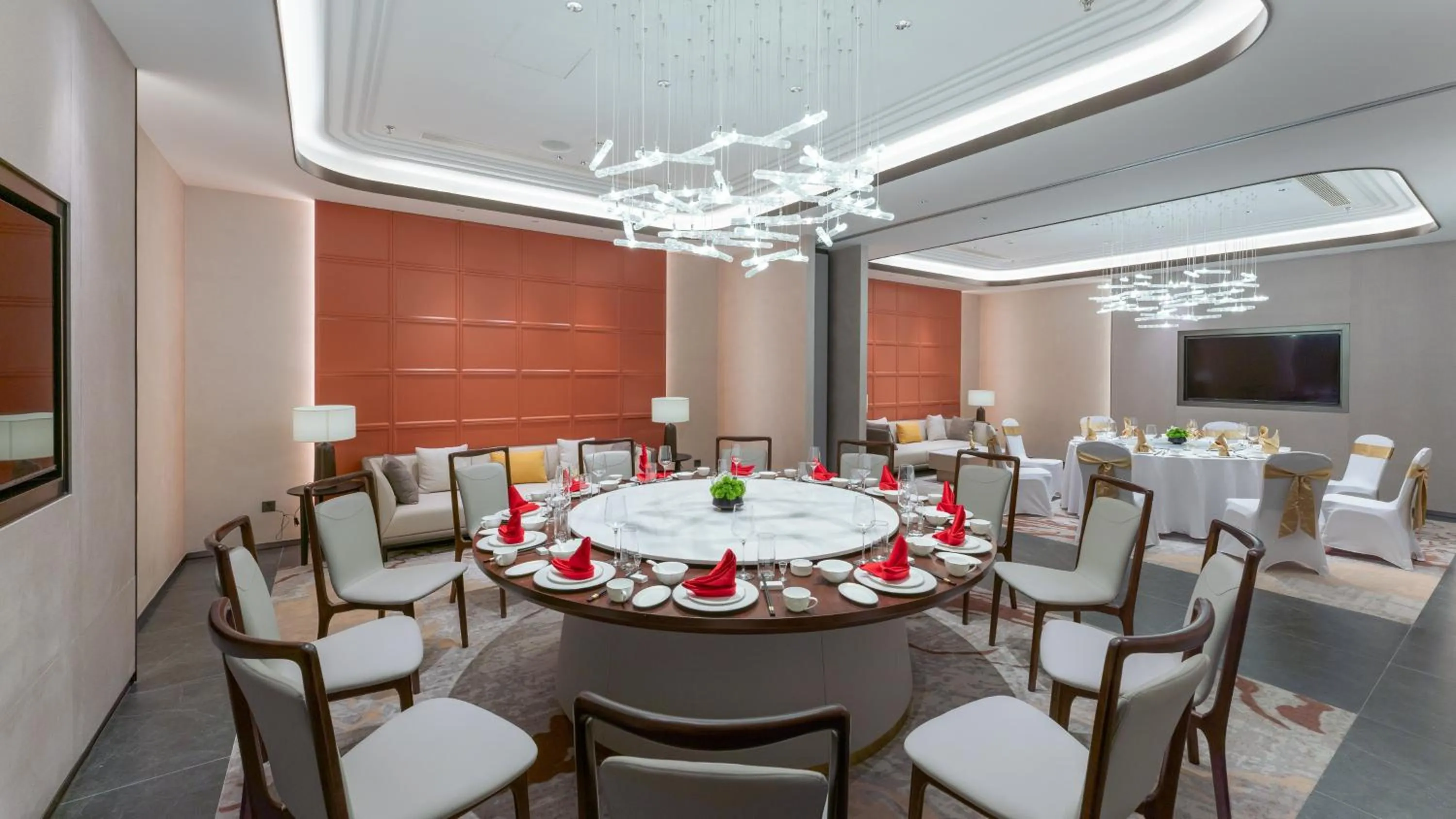 Restaurant/places to eat in Holiday Inn Liaoyuan City Center by IHG
