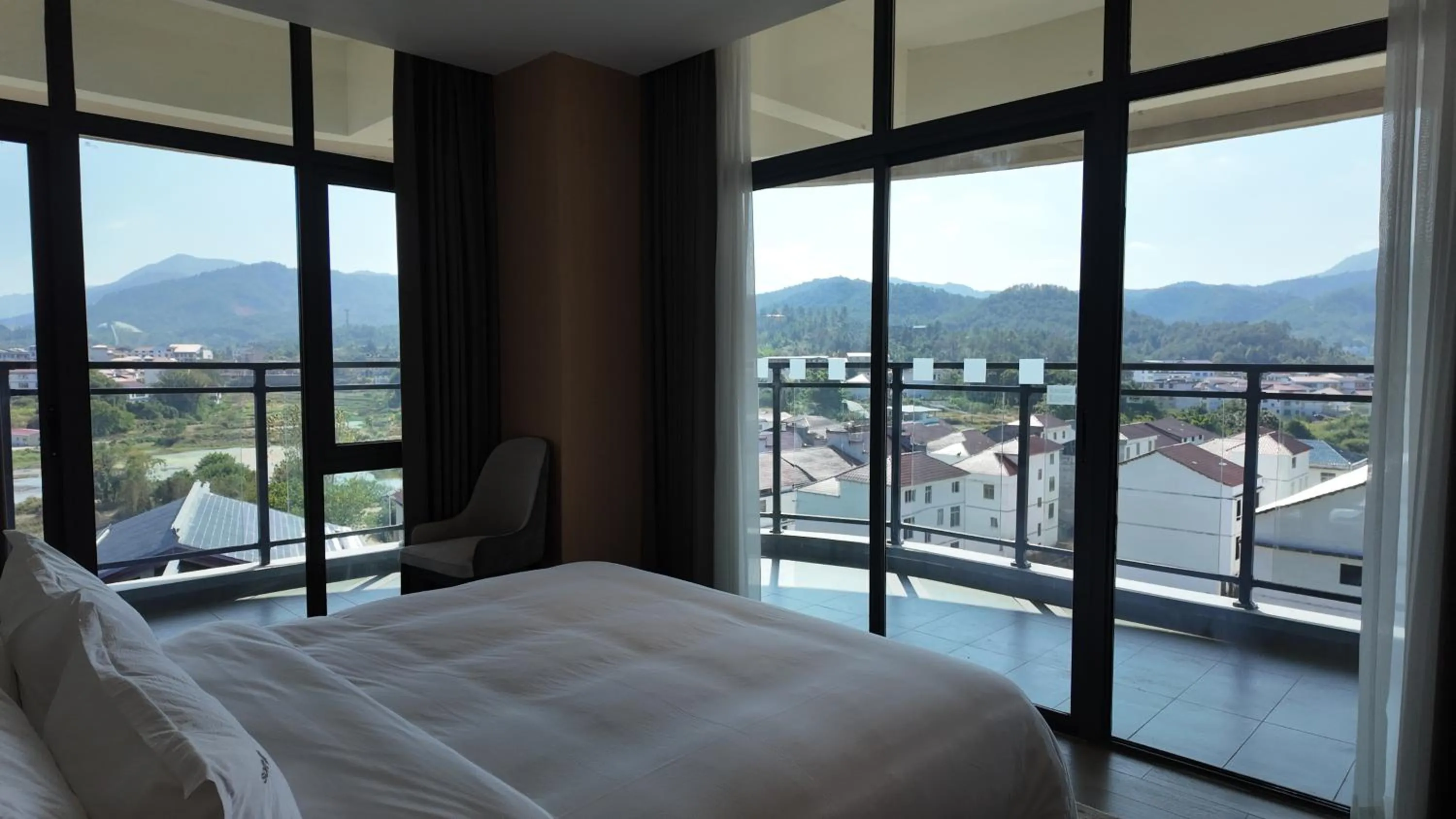 Bedroom in Holiday Inn Ganzhou Orchid Town by IHG