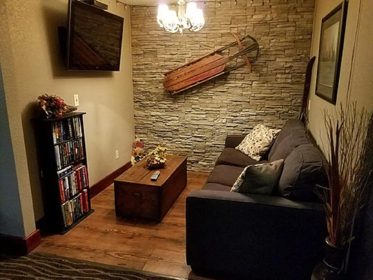 Communal lounge/ TV room in Rib Mountain Inn
