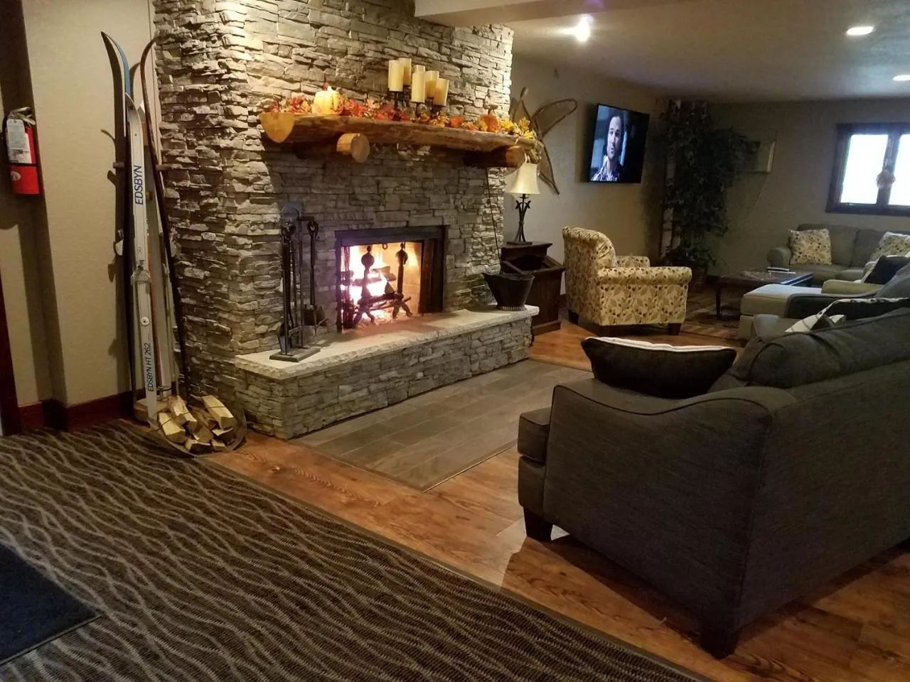 Communal lounge/ TV room in Rib Mountain Inn