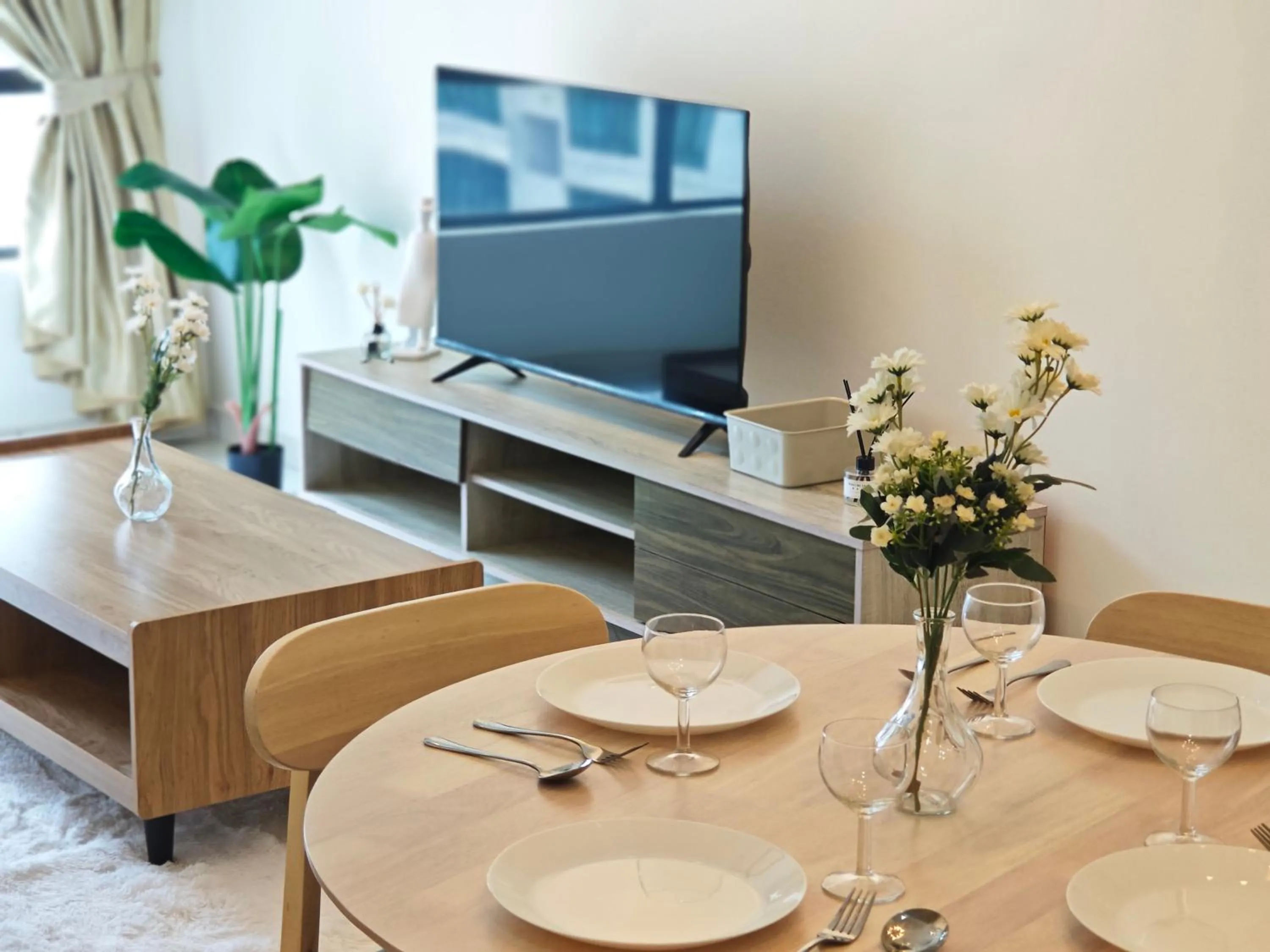 Dining area in Kempas Dsummit Residences by Antlerzone