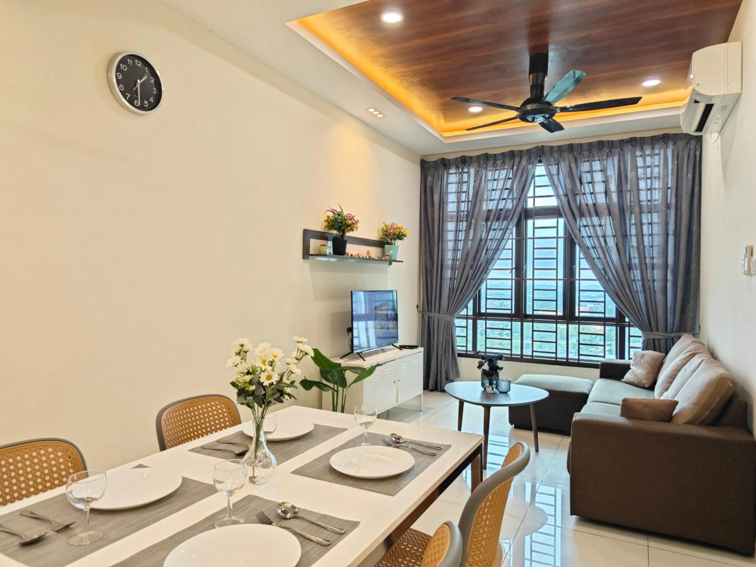 Dining area in Kempas Dsummit Residences by Antlerzone