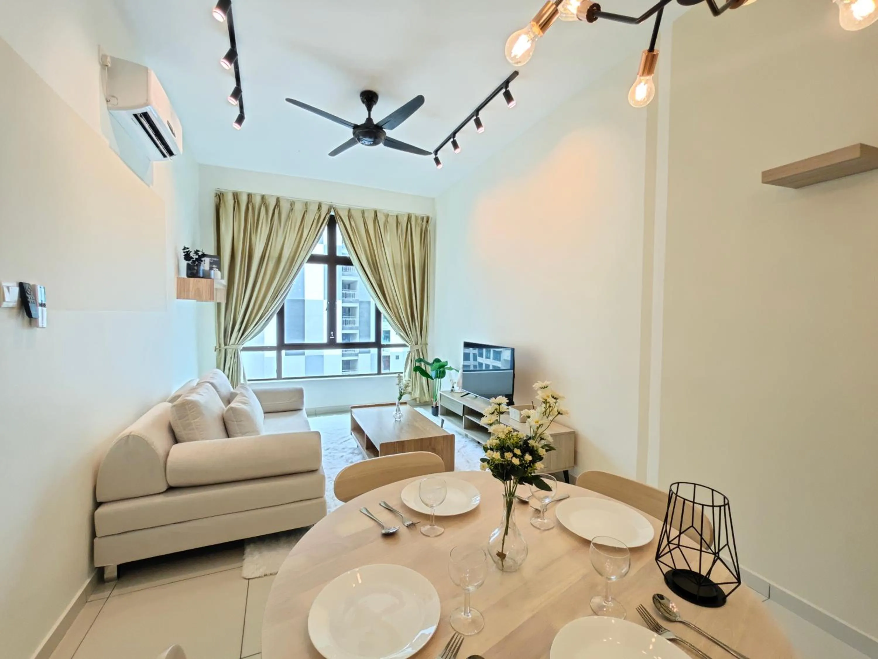 Dining area in Kempas Dsummit Residences by Antlerzone