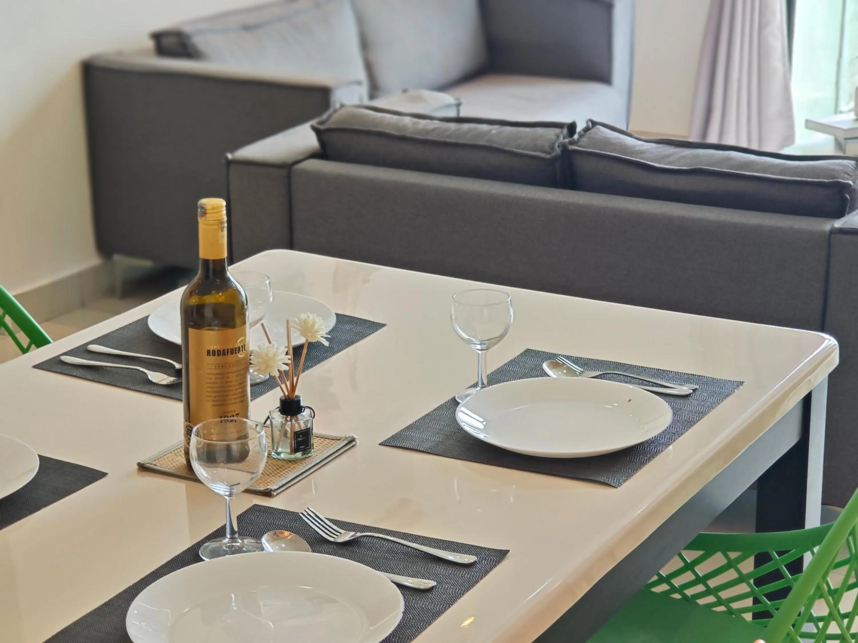 Dining area in Kempas Dsummit Residences by Antlerzone