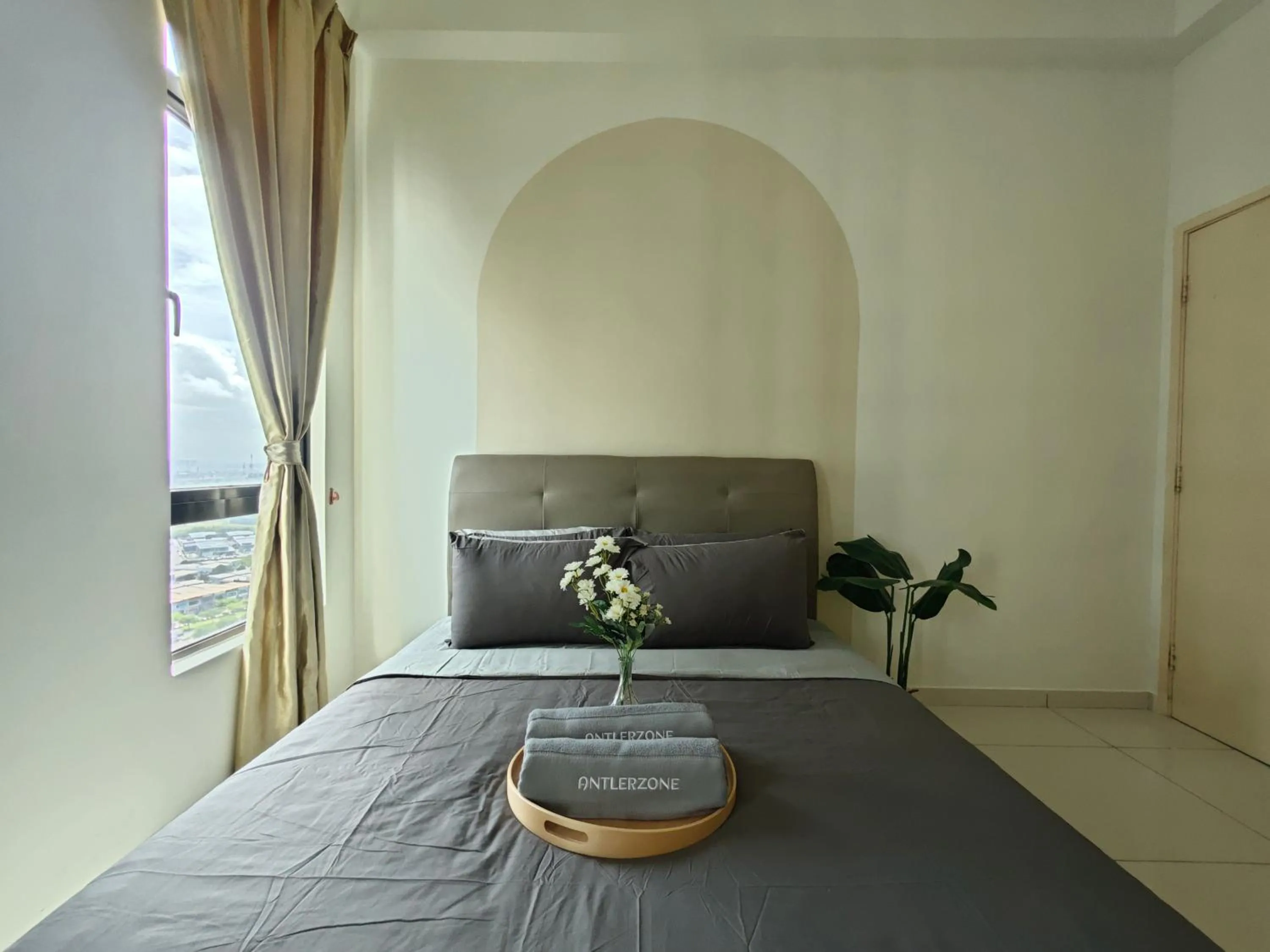 Bedroom, Bed in Kempas Dsummit Residences by Antlerzone