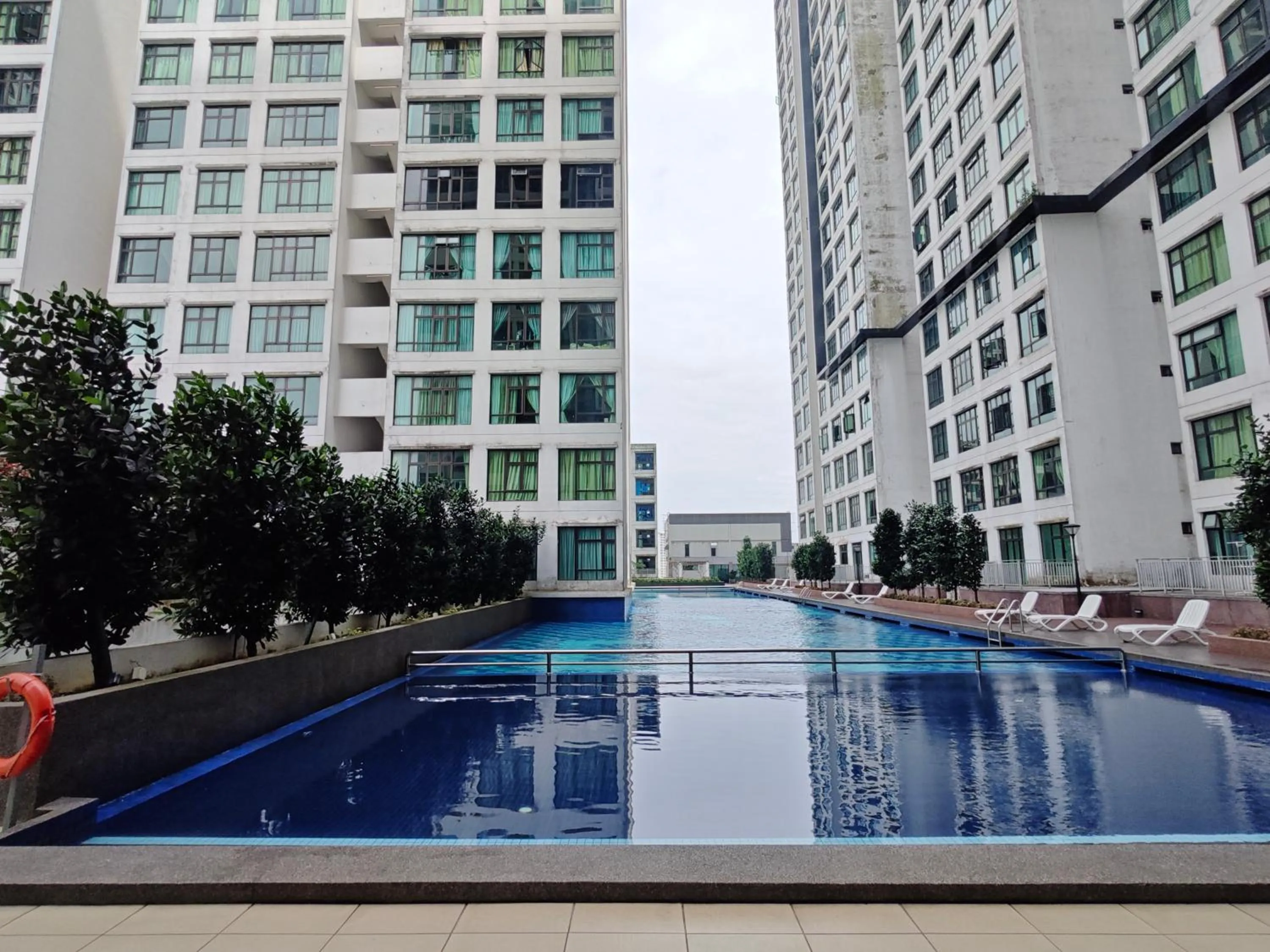 Swimming pool in Kempas Dsummit Residences by Antlerzone