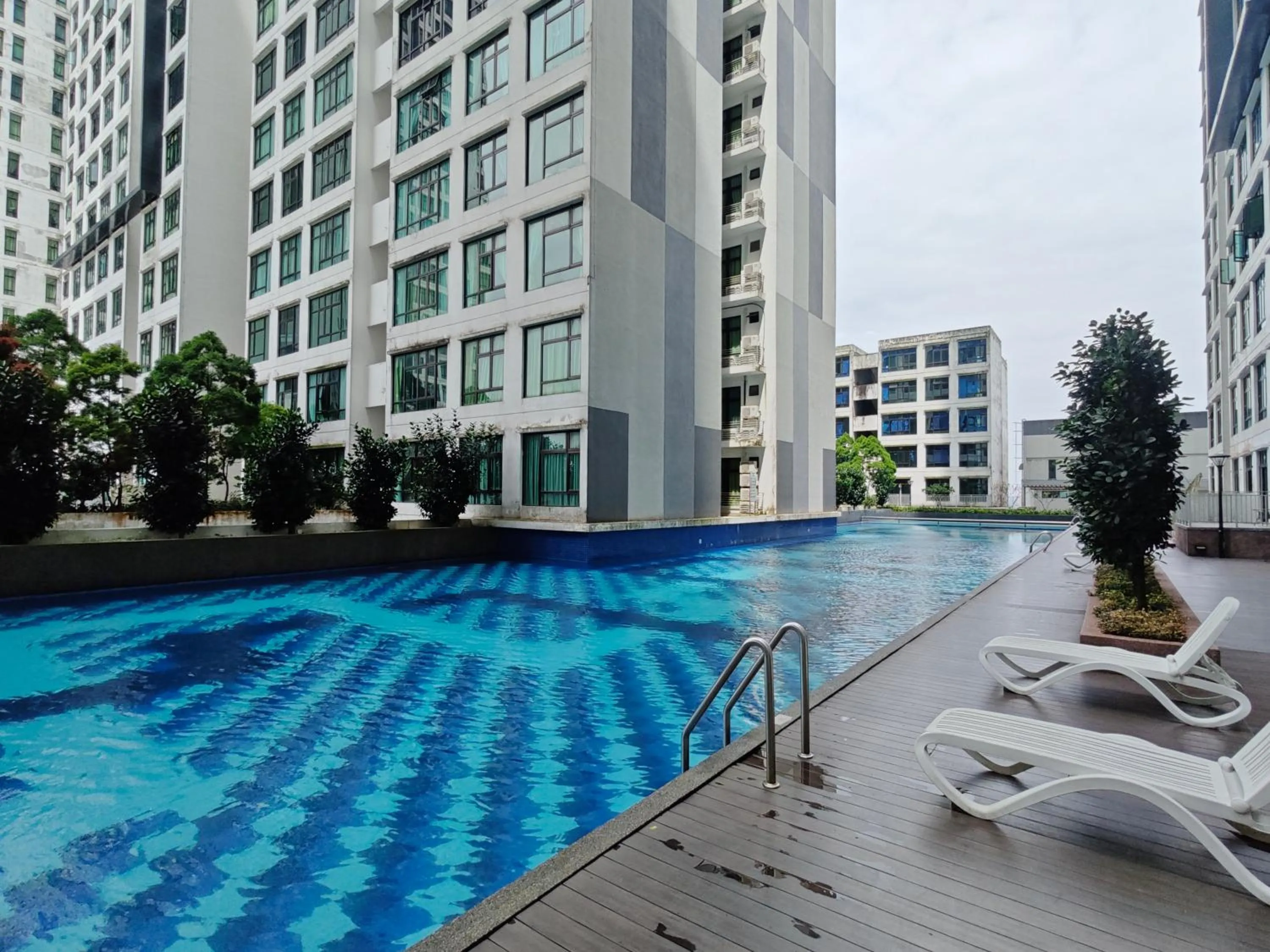 Swimming pool in Kempas Dsummit Residences by Antlerzone