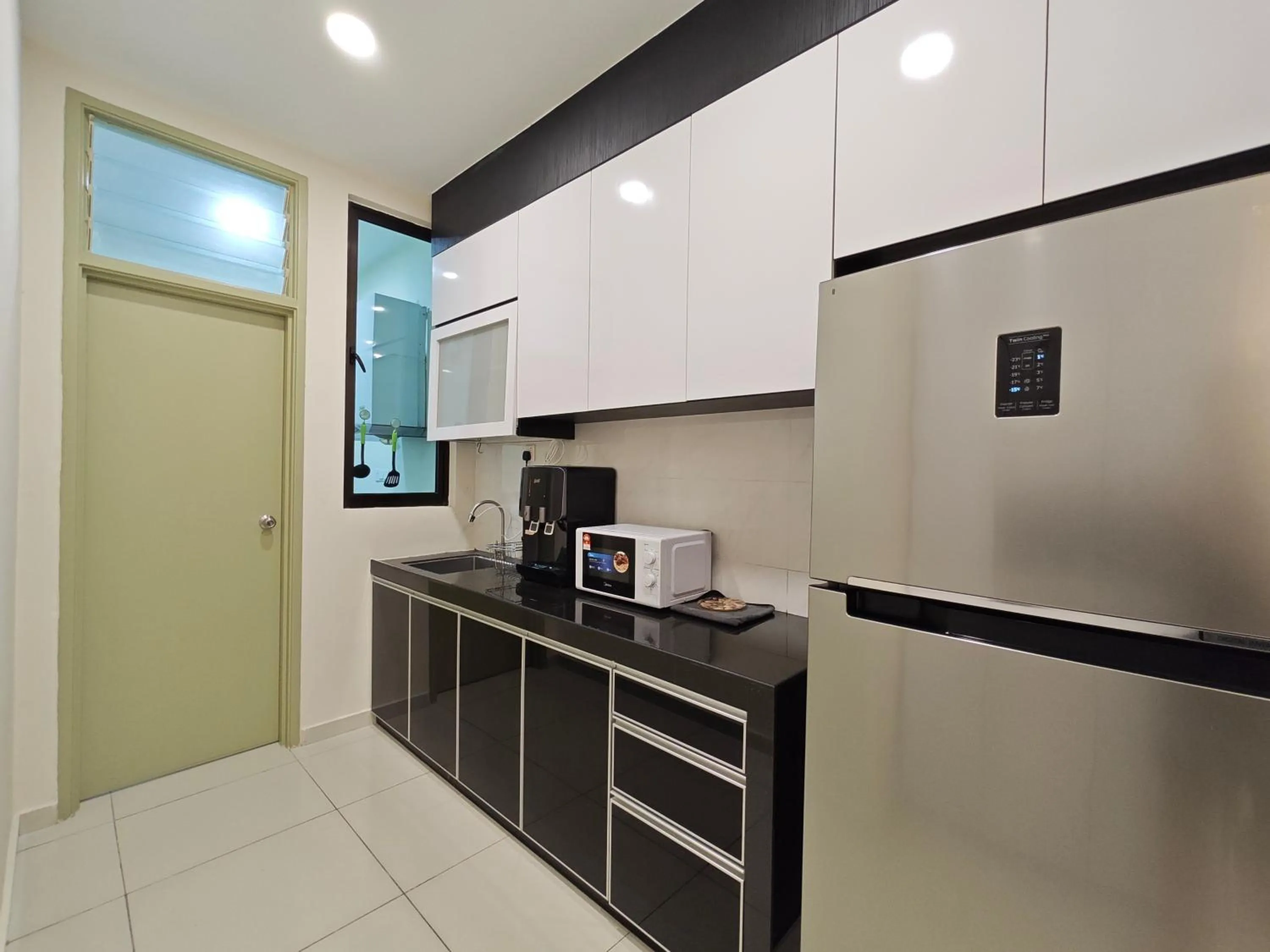 Kitchen or kitchenette in Kempas Dsummit Residences by Antlerzone