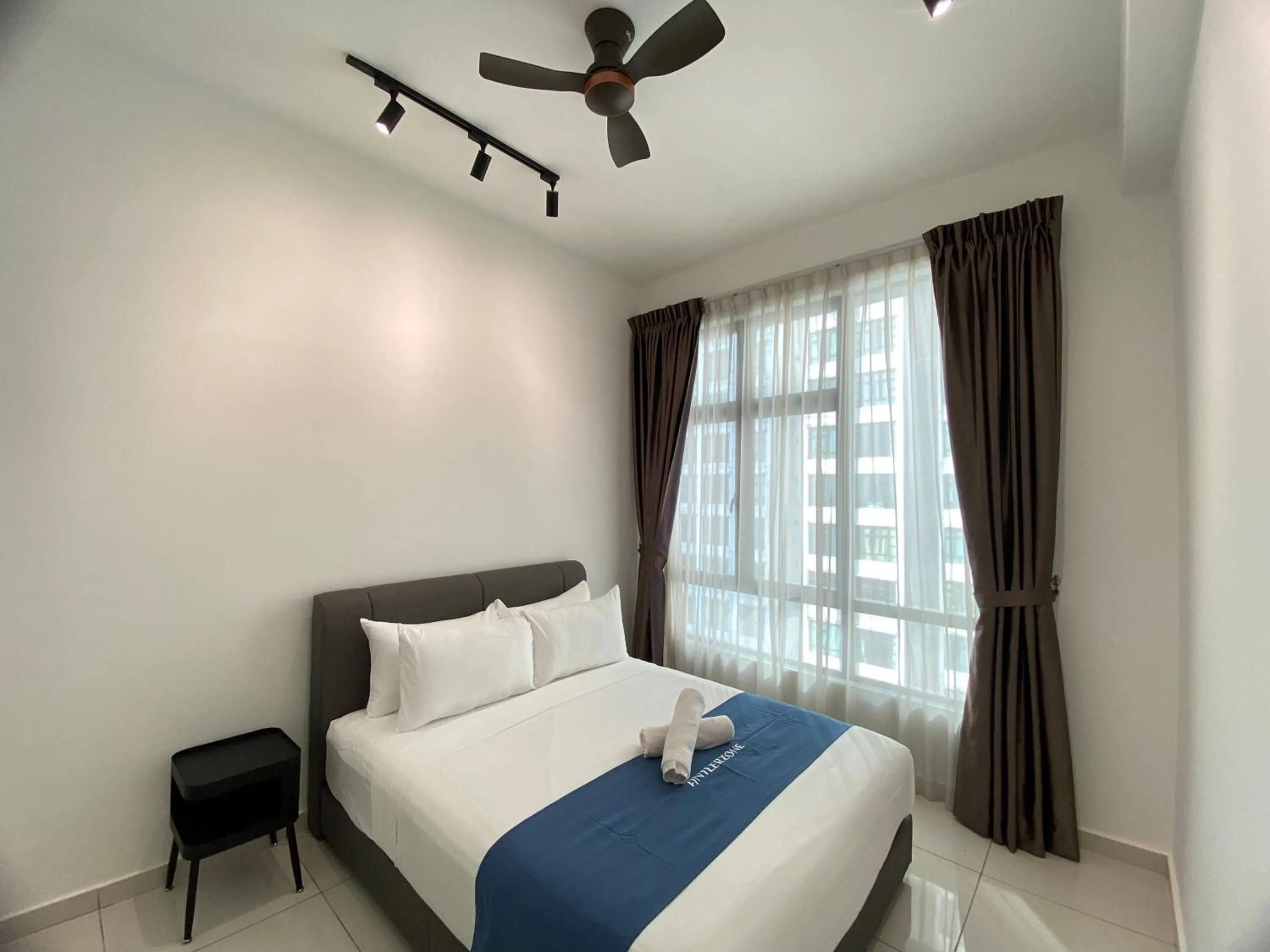 Bedroom, Bed in Kempas Dsummit Residences by Antlerzone