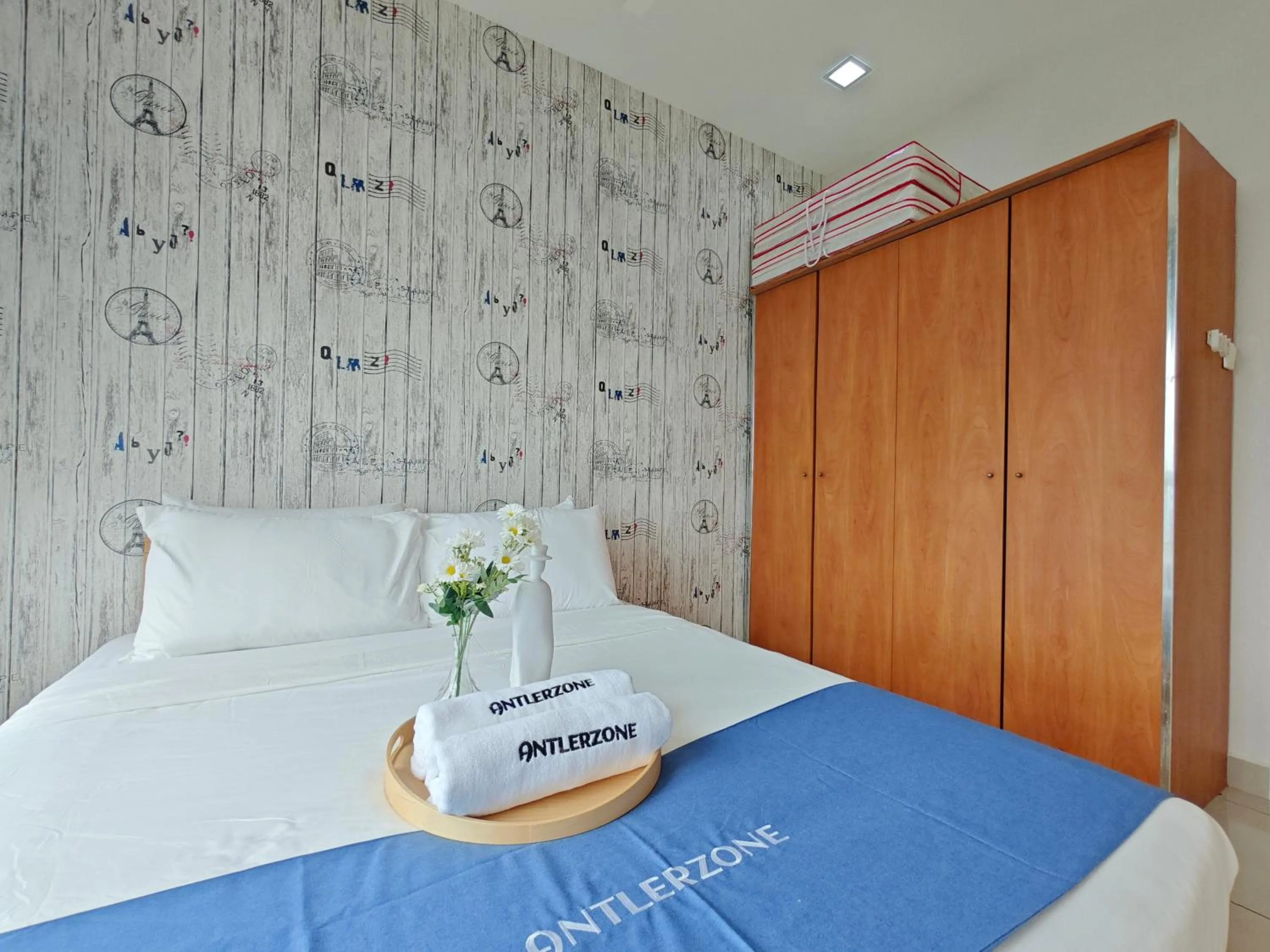 Bedroom, Bed in Kempas Dsummit Residences by Antlerzone