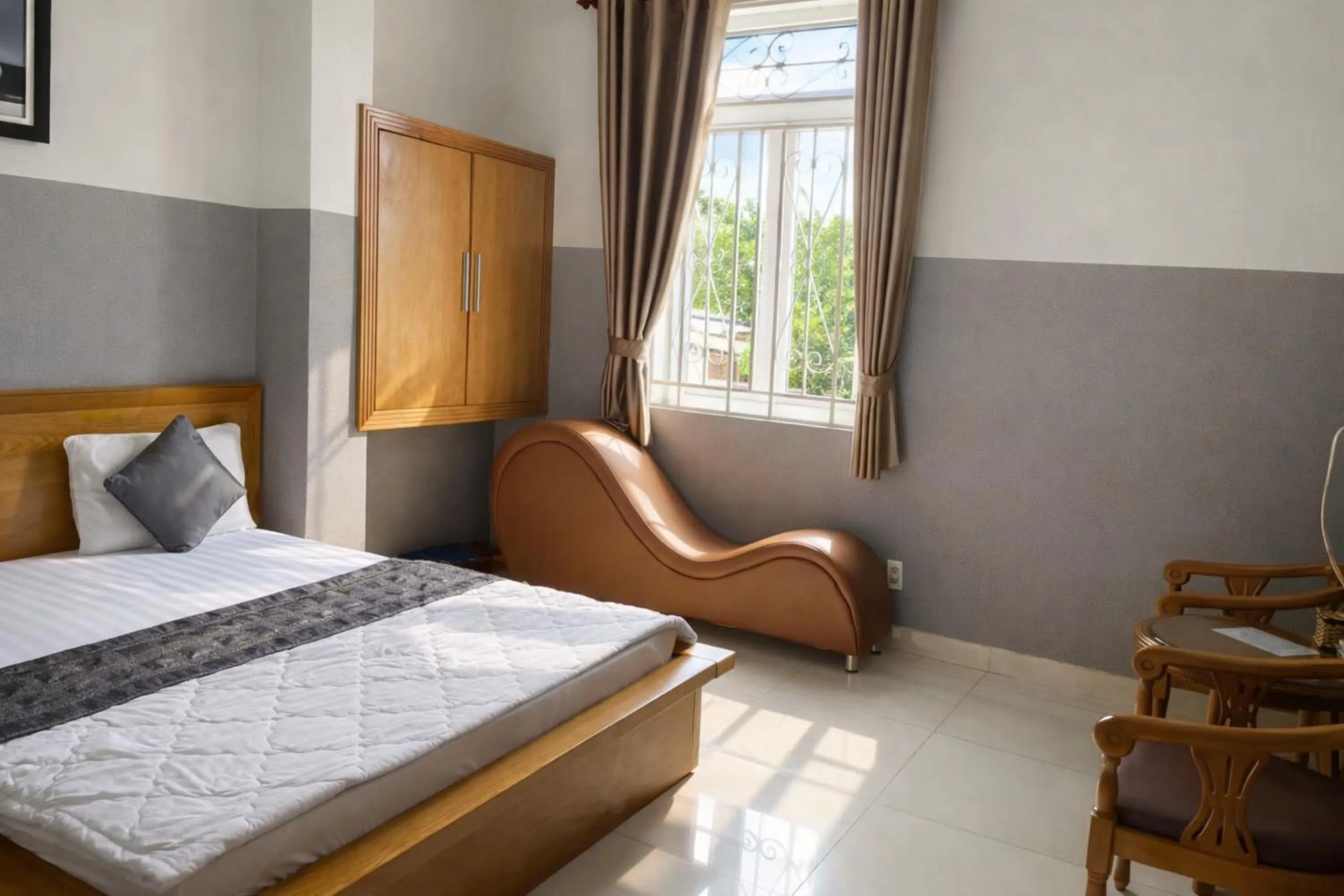 Photo of the whole room, Bed in 10h Hotel