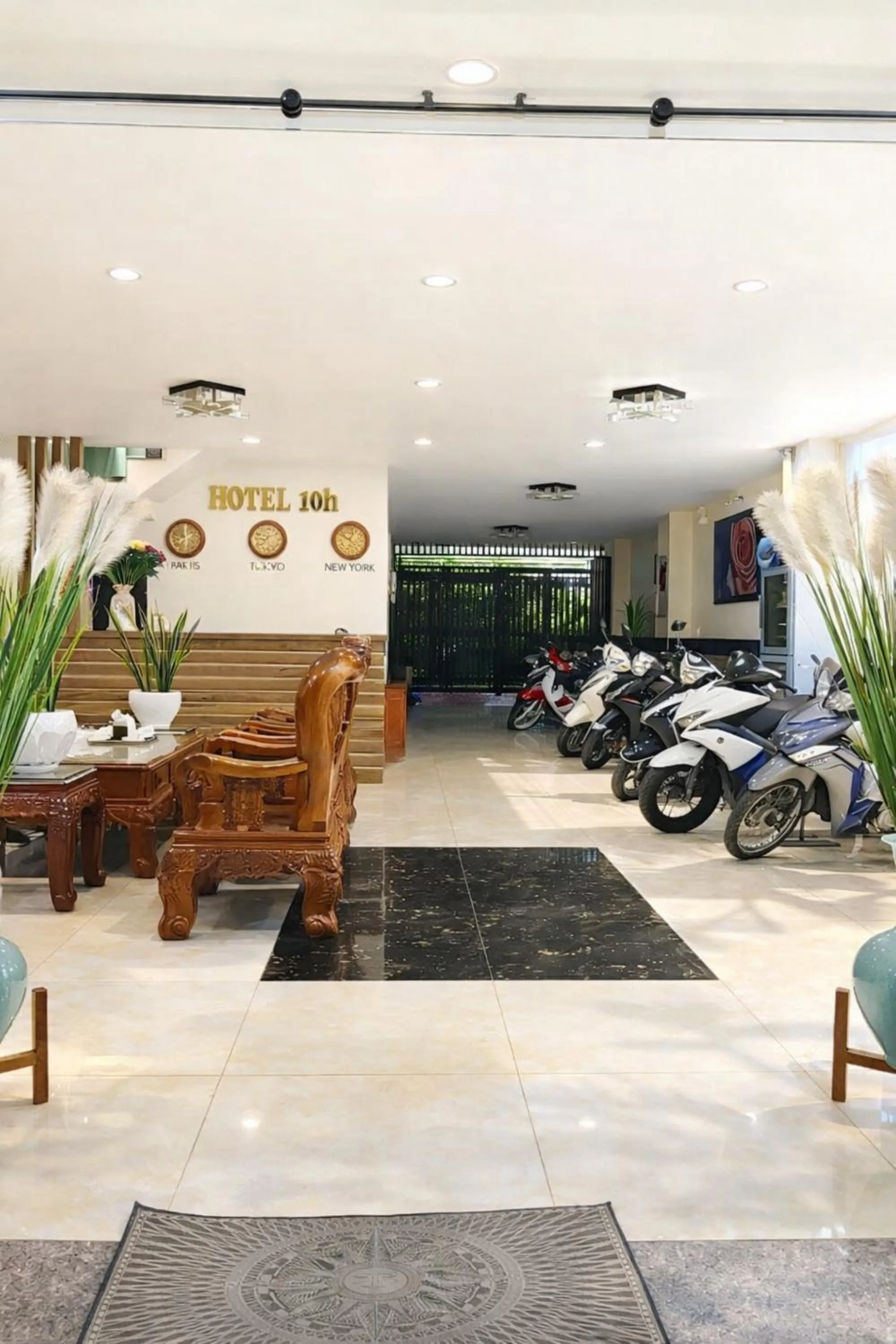 Property building in 10h Hotel