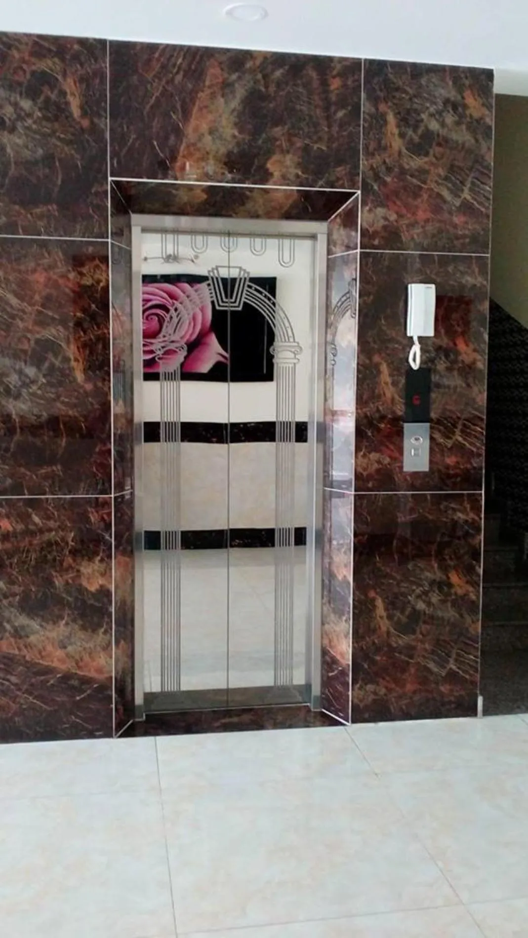 elevator in 10h Hotel