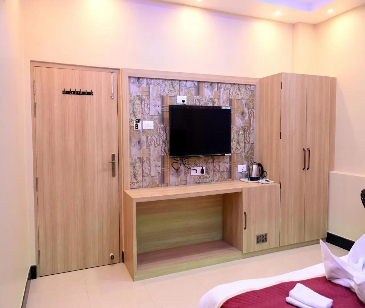 TV and multimedia, Bed in Hotel Shankara Residency