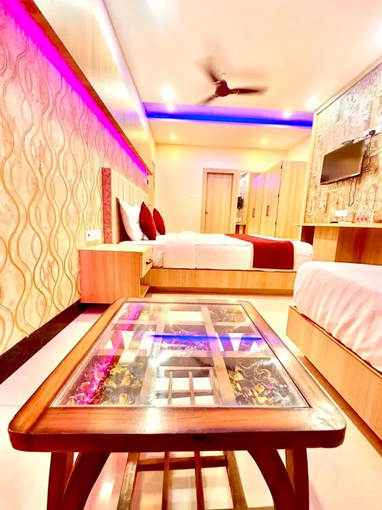 Communal lounge/ TV room, Bed in Hotel Shankara Residency