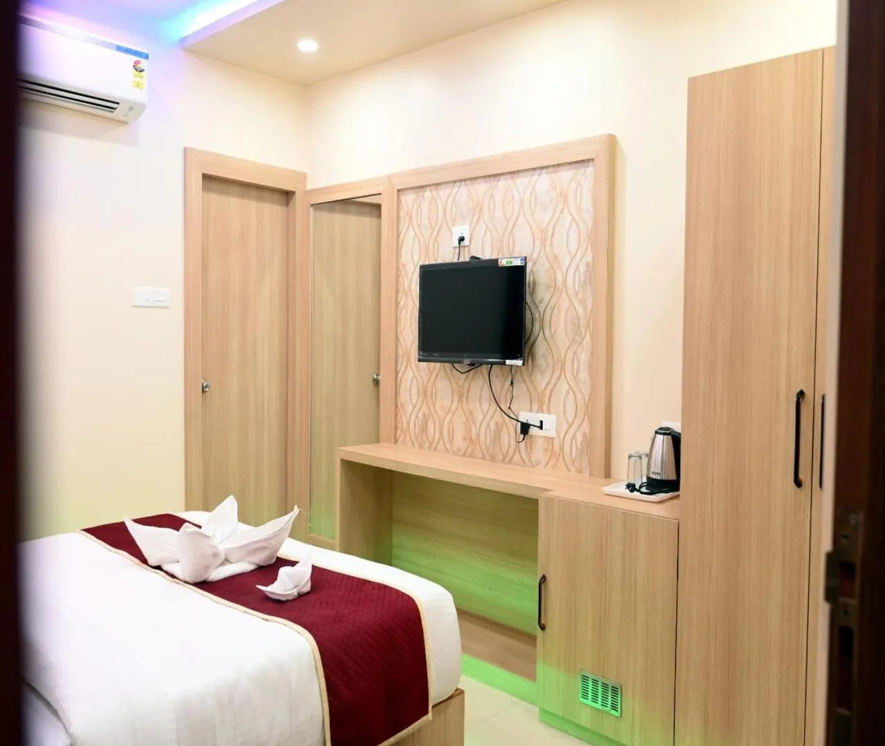 Bed in Hotel Shankara Residency