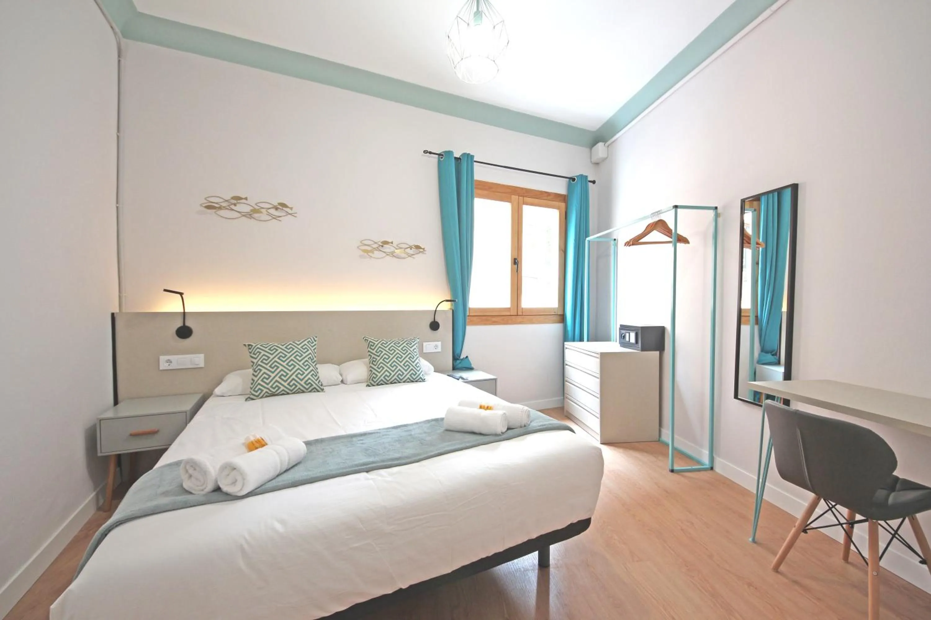 Photo of the whole room, Bed in Regina Selfcheck-in Smart Rooms