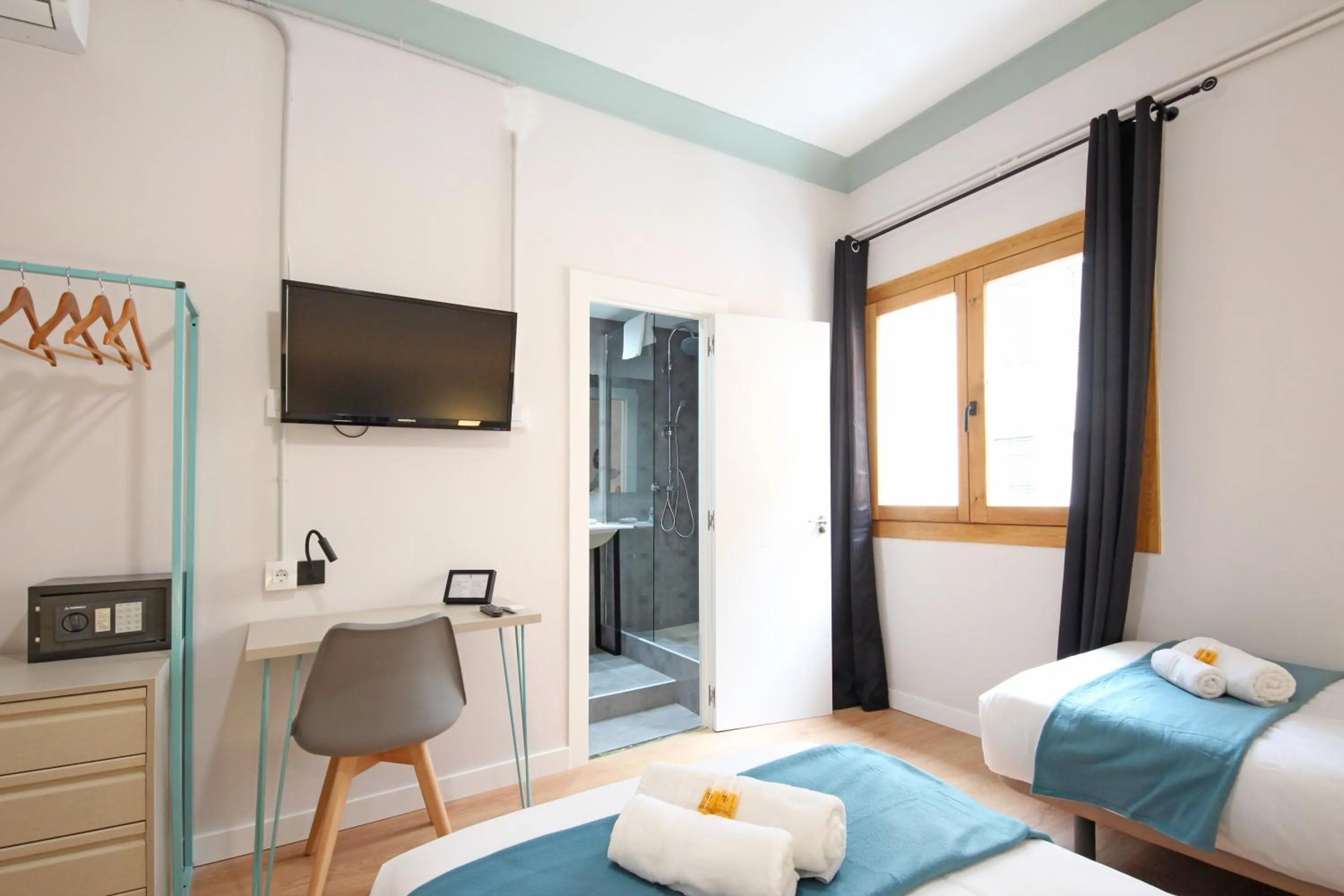 Bedroom, Bed in Regina Selfcheck-in Smart Rooms