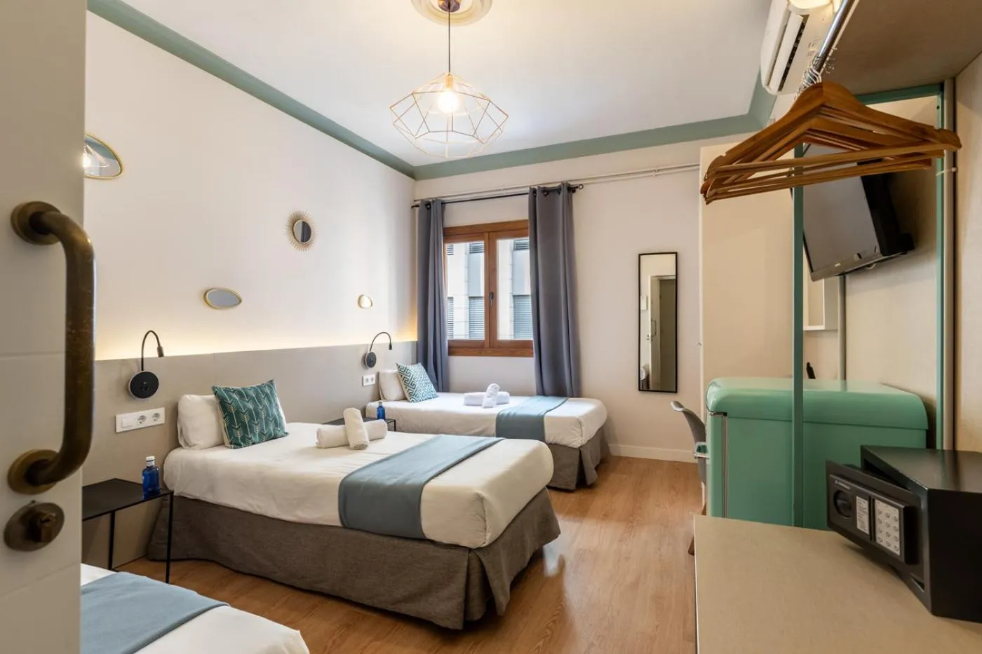 TV and multimedia, Bed in Regina Selfcheck-in Smart Rooms