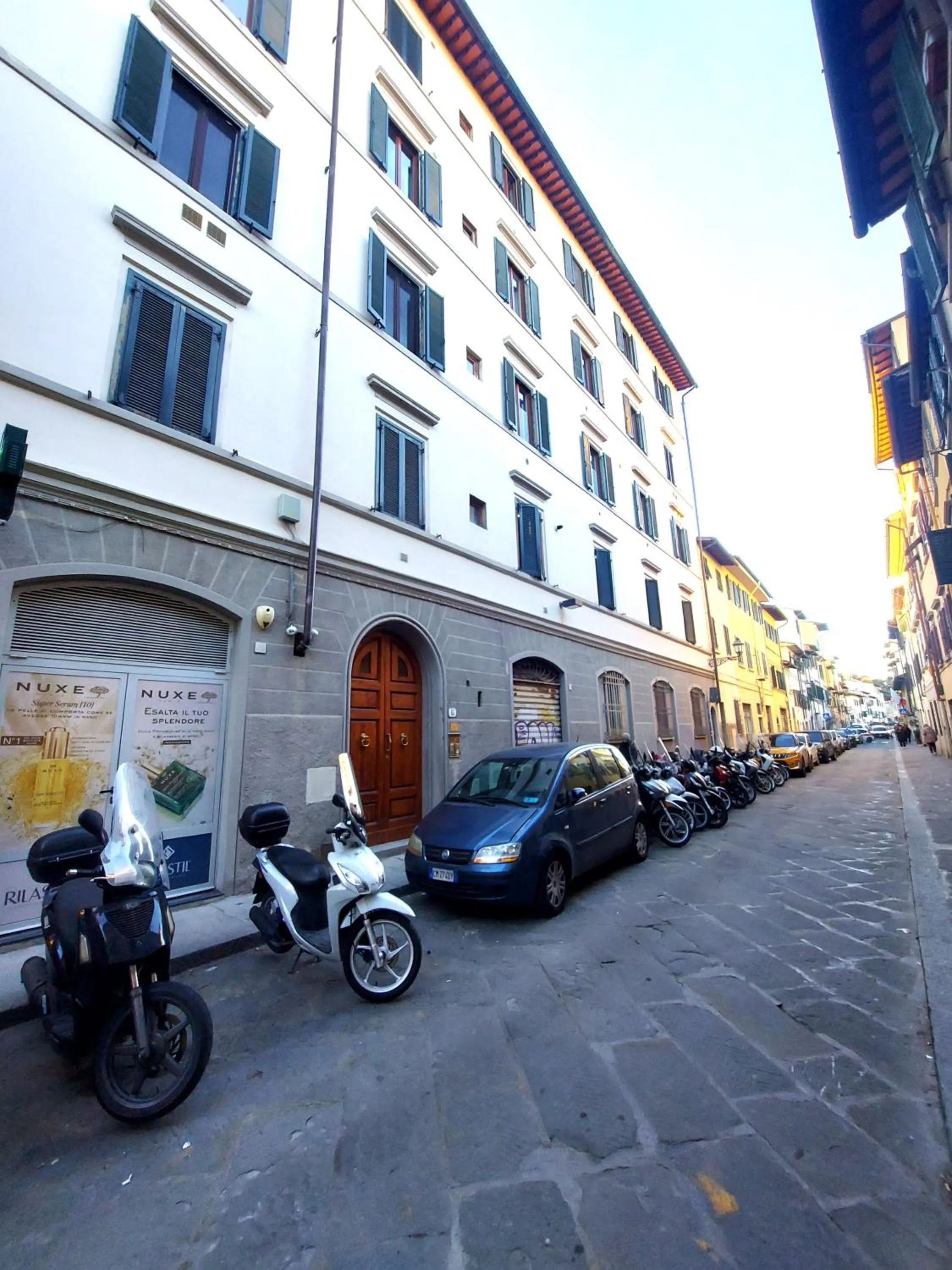 Leone Apartment