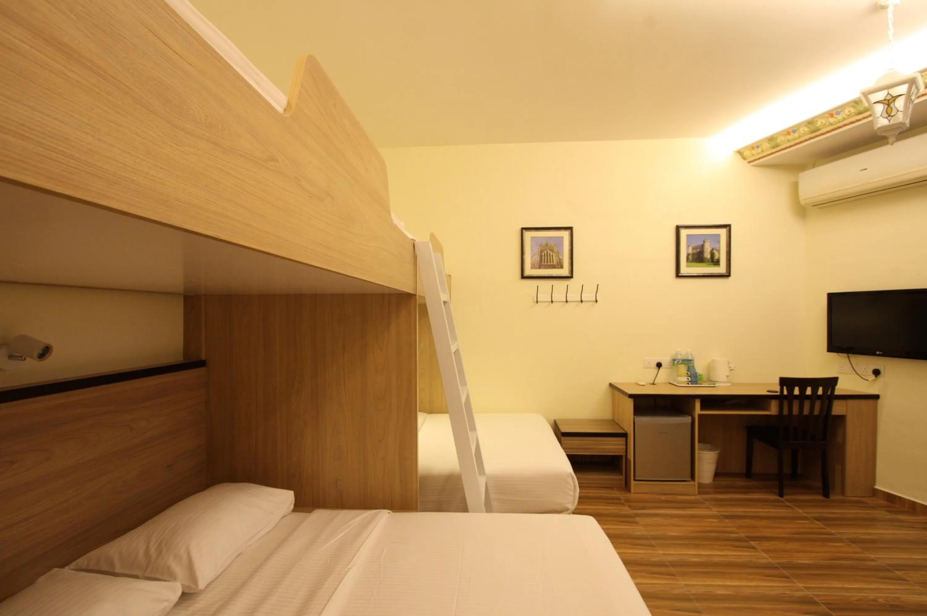 Photo of the whole room, Bed in Shamrock Guest House II