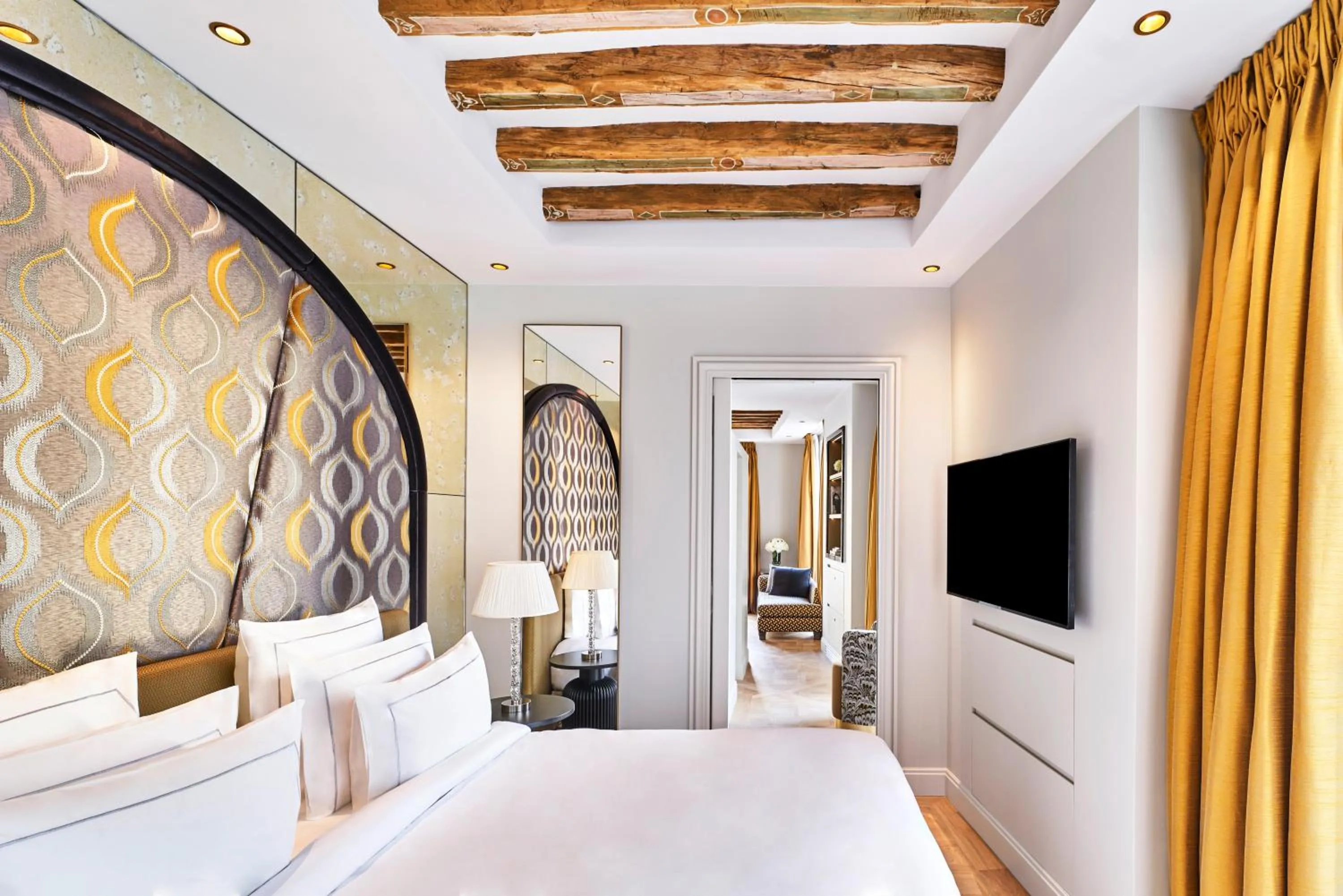 Photo of the whole room, Bed in Maison Barrière Vendôme