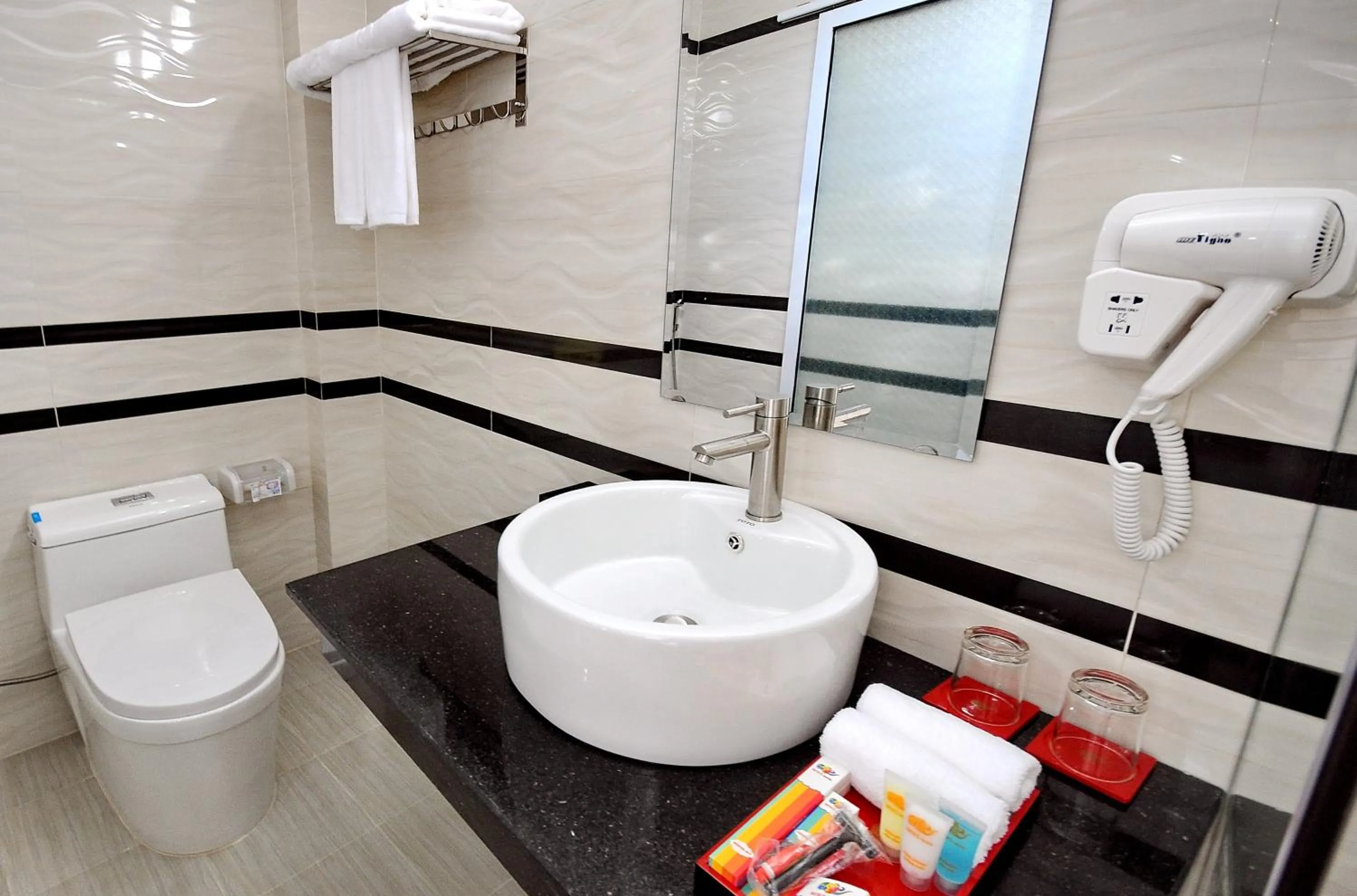 Toilet in May Ngu Sac - Iridescent Clouds Hotel