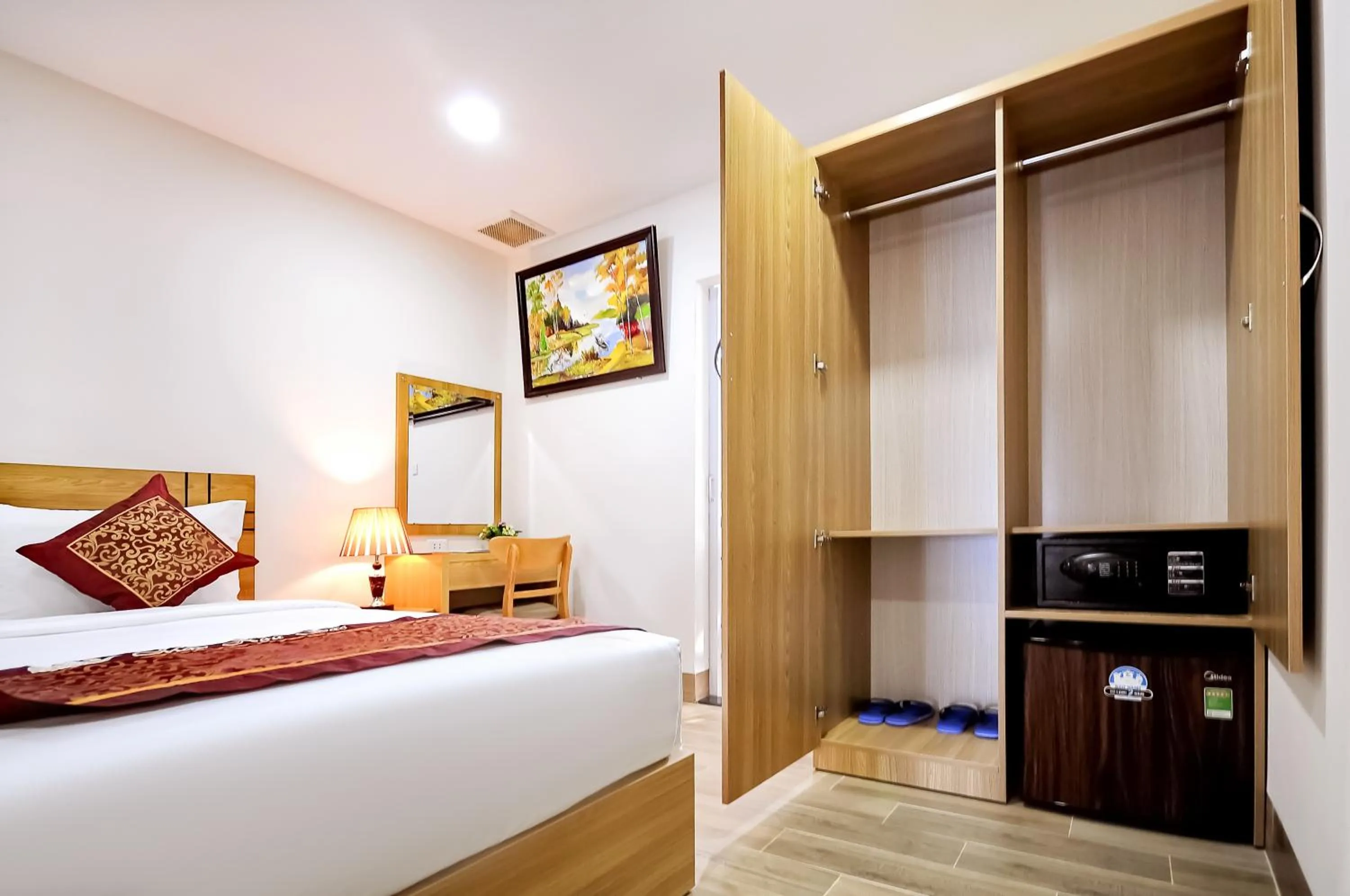 wardrobe, Bed in May Ngu Sac - Iridescent Clouds Hotel