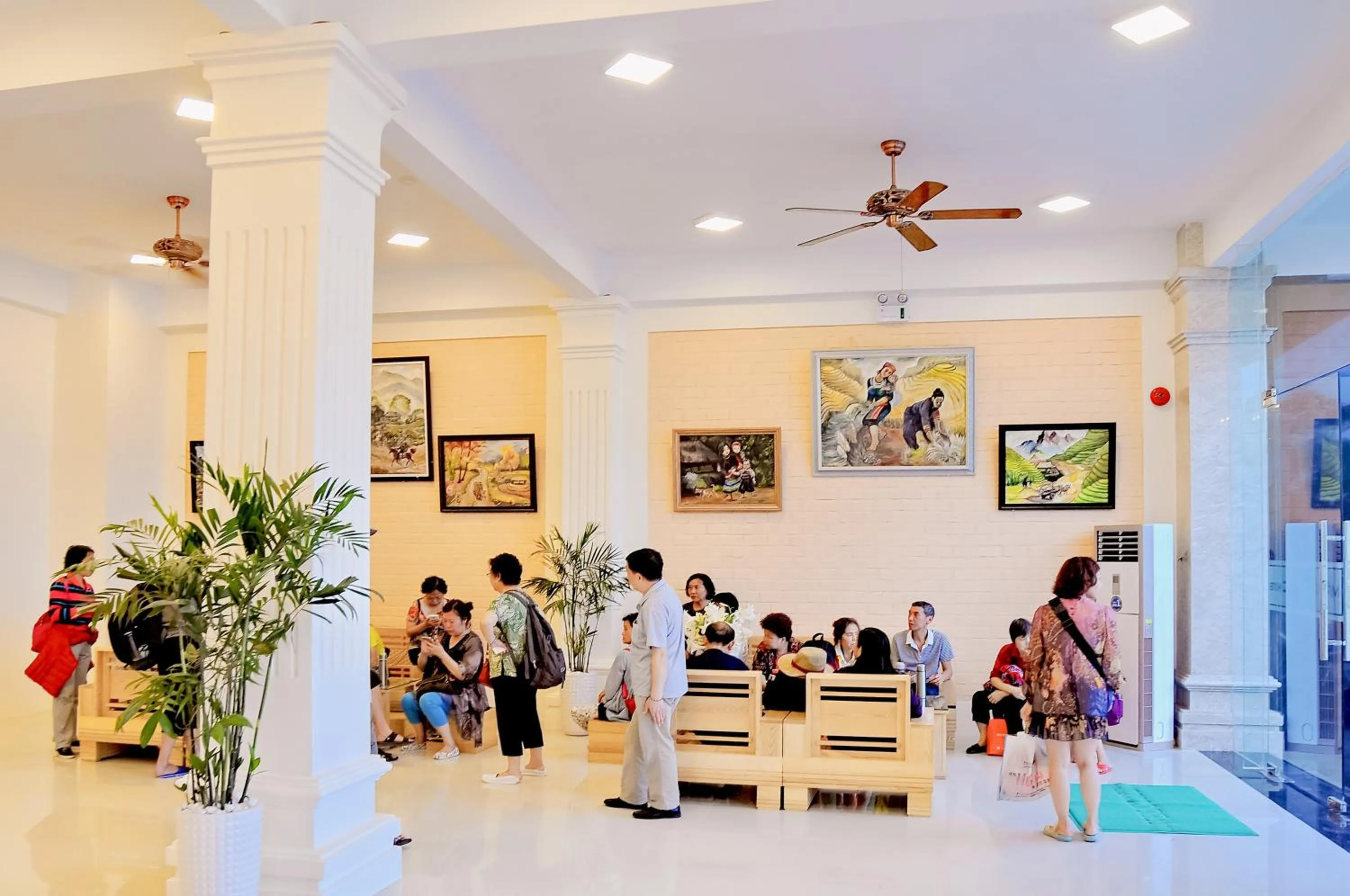 Communal lounge/ TV room in May Ngu Sac - Iridescent Clouds Hotel