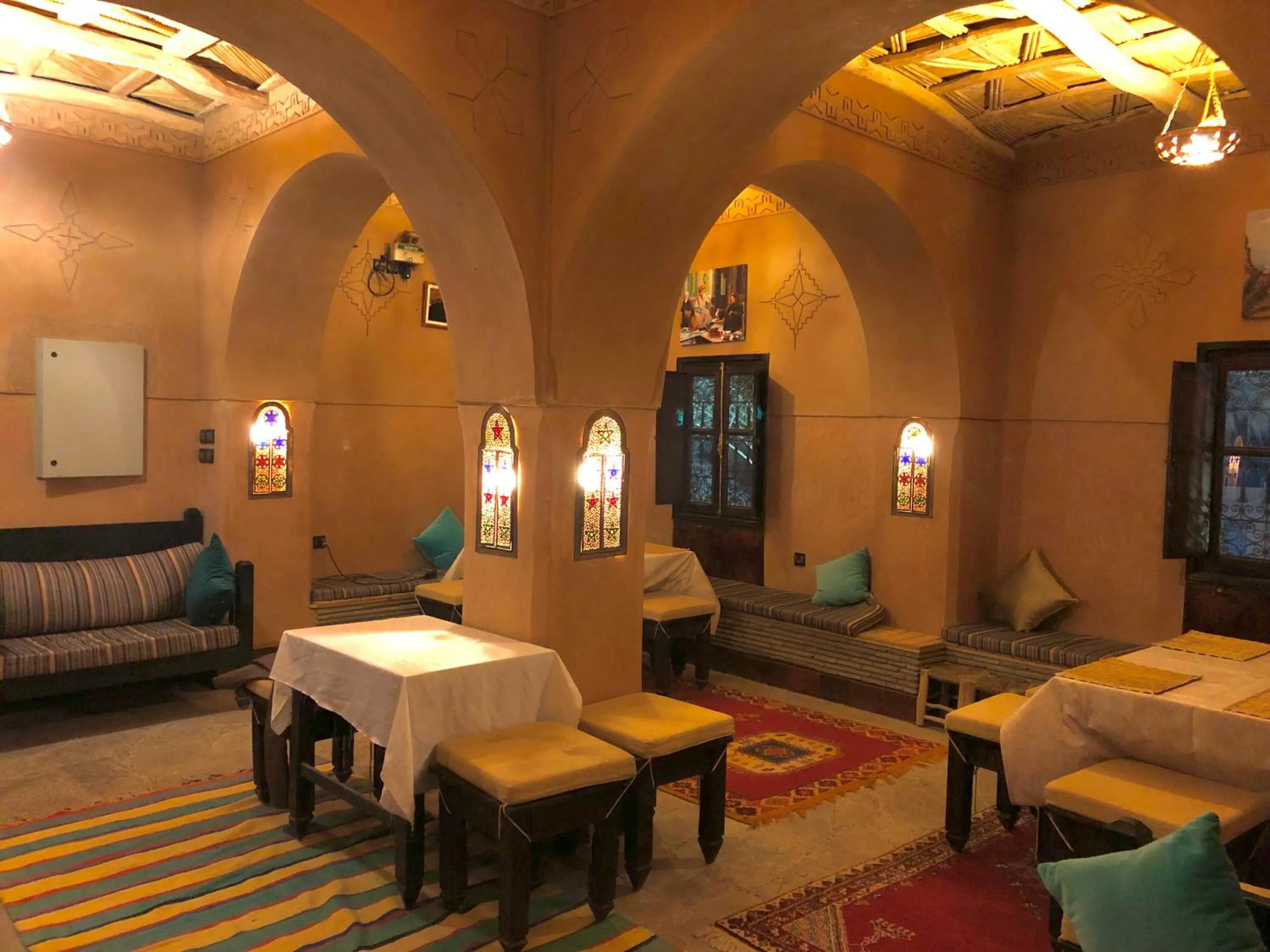 Restaurant/places to eat in Kasbah Ennakb