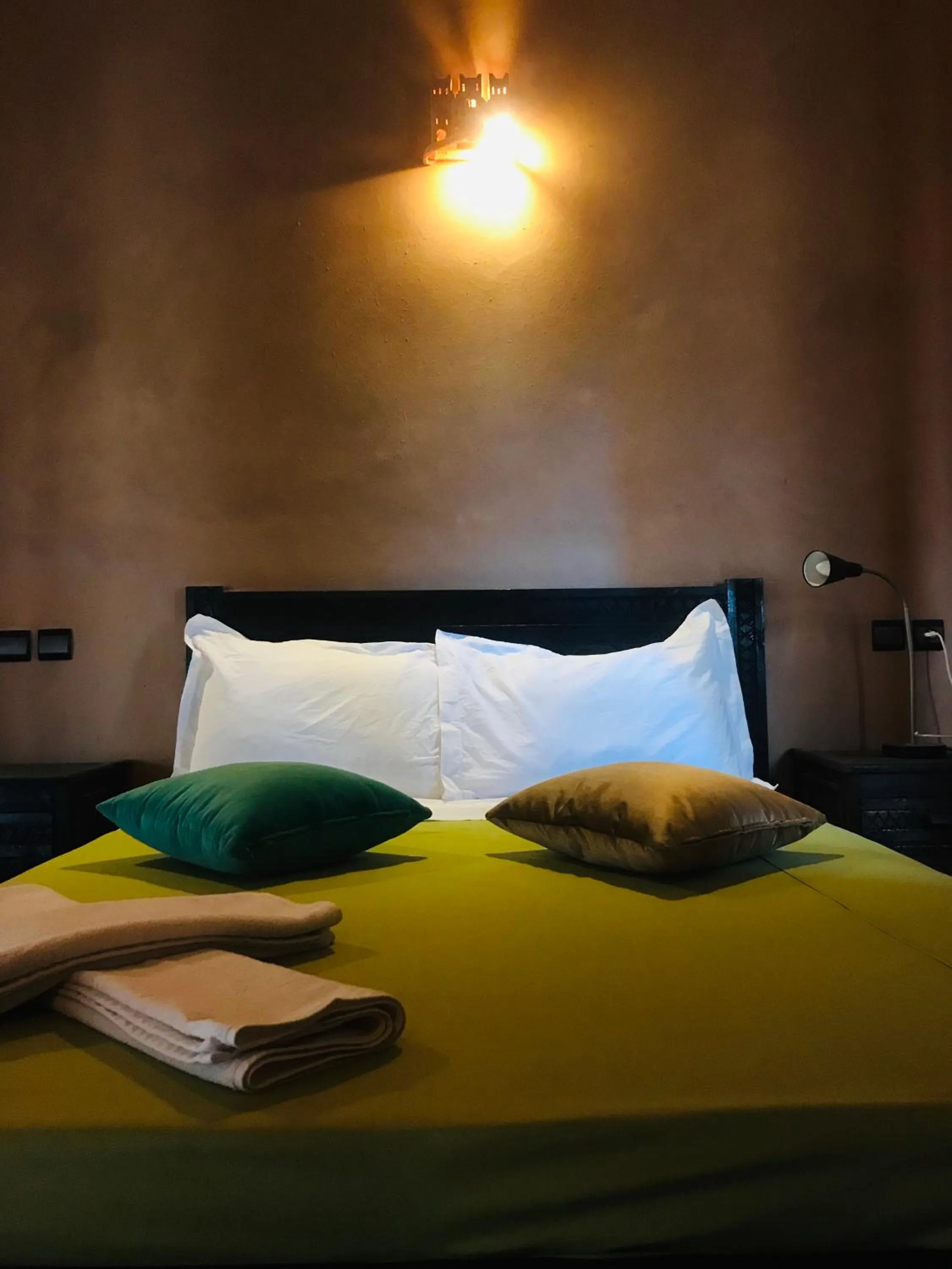 Photo of the whole room, Bed in Kasbah Ennakb