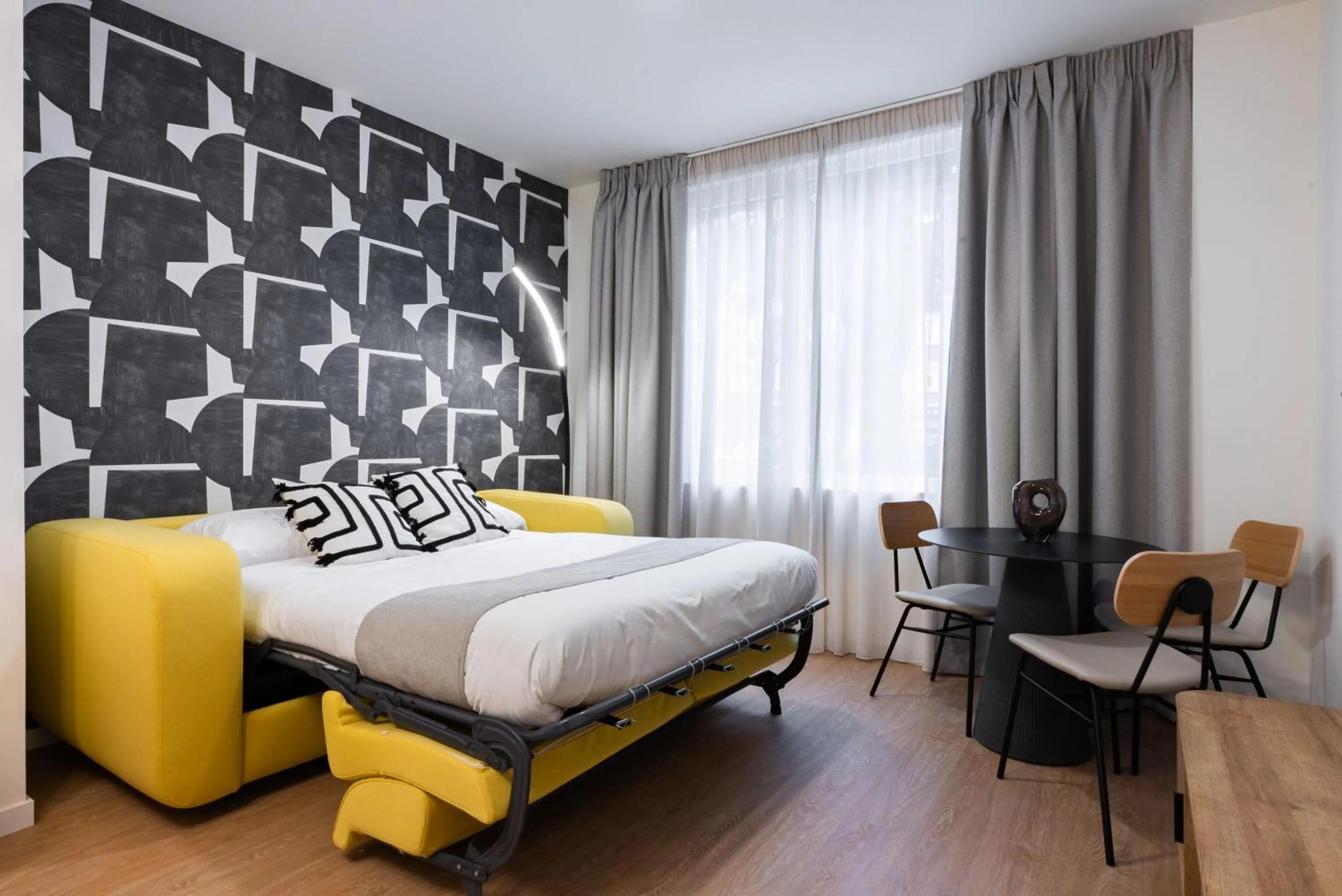 Photo of the whole room, Bed in Smartr Valencia Turia