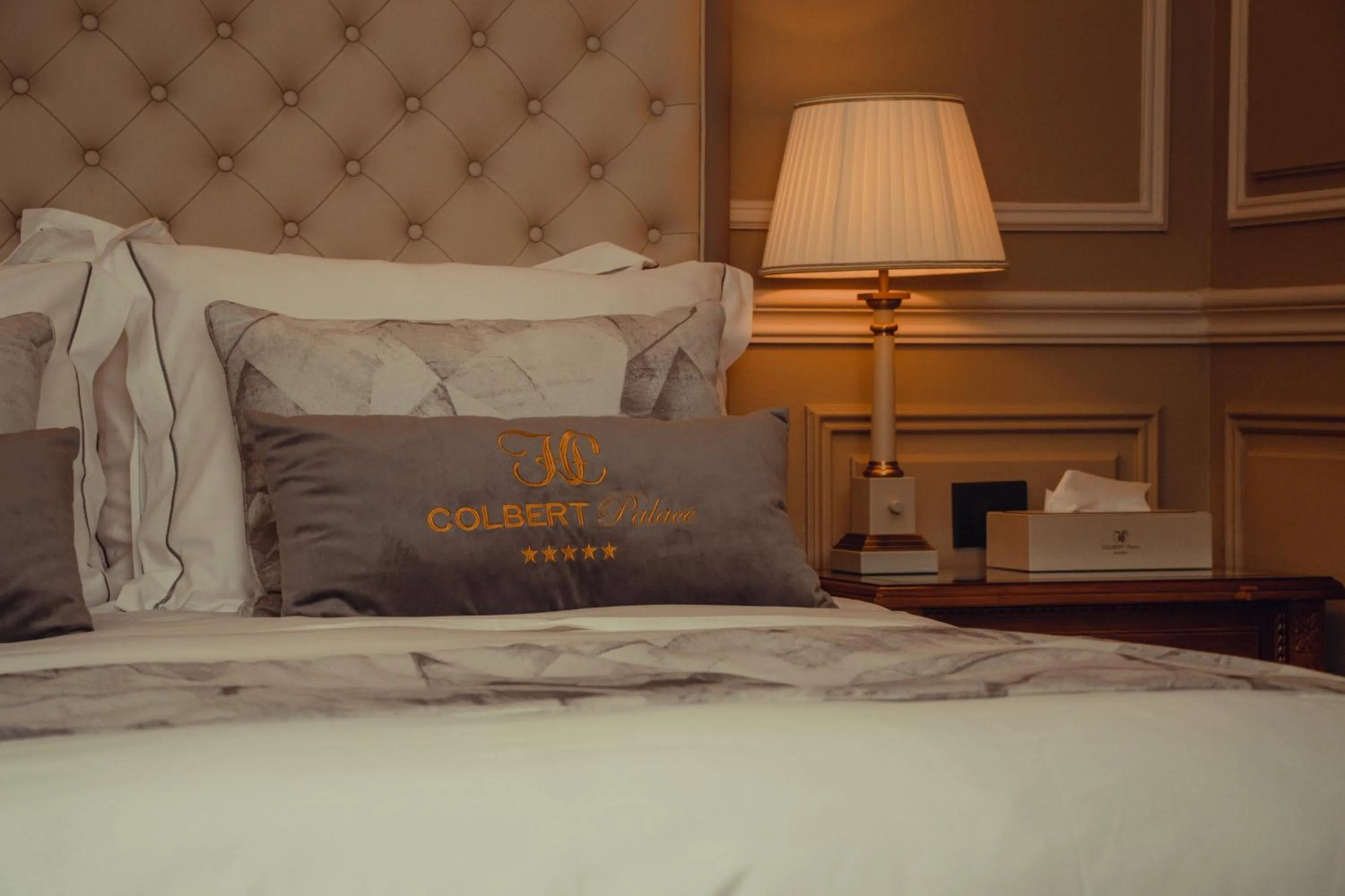 Bed in Hôtel Colbert Palace