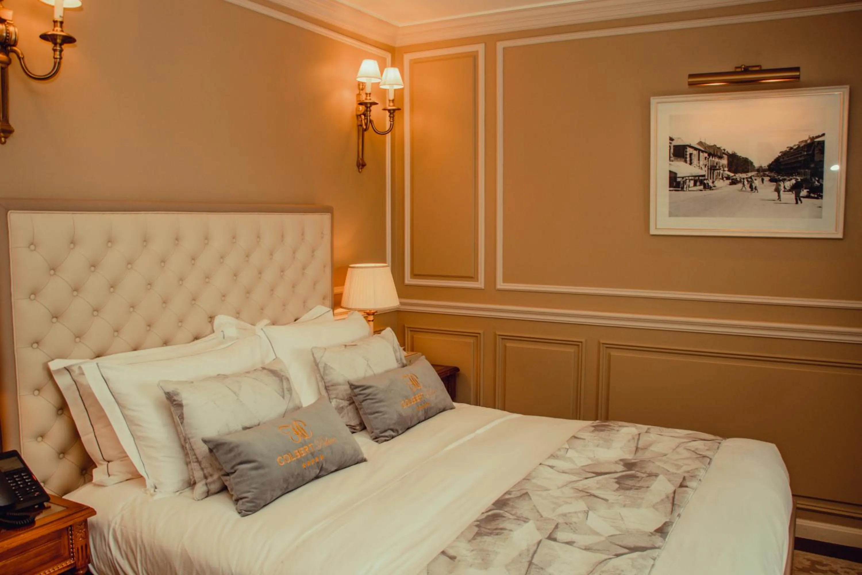 Bed in Hôtel Colbert Palace