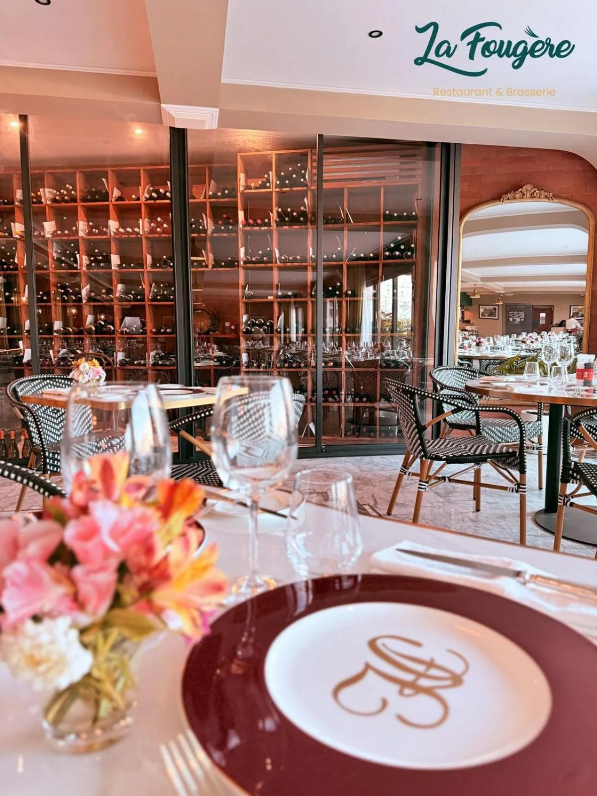 Restaurant/places to eat in Hôtel Colbert Palace