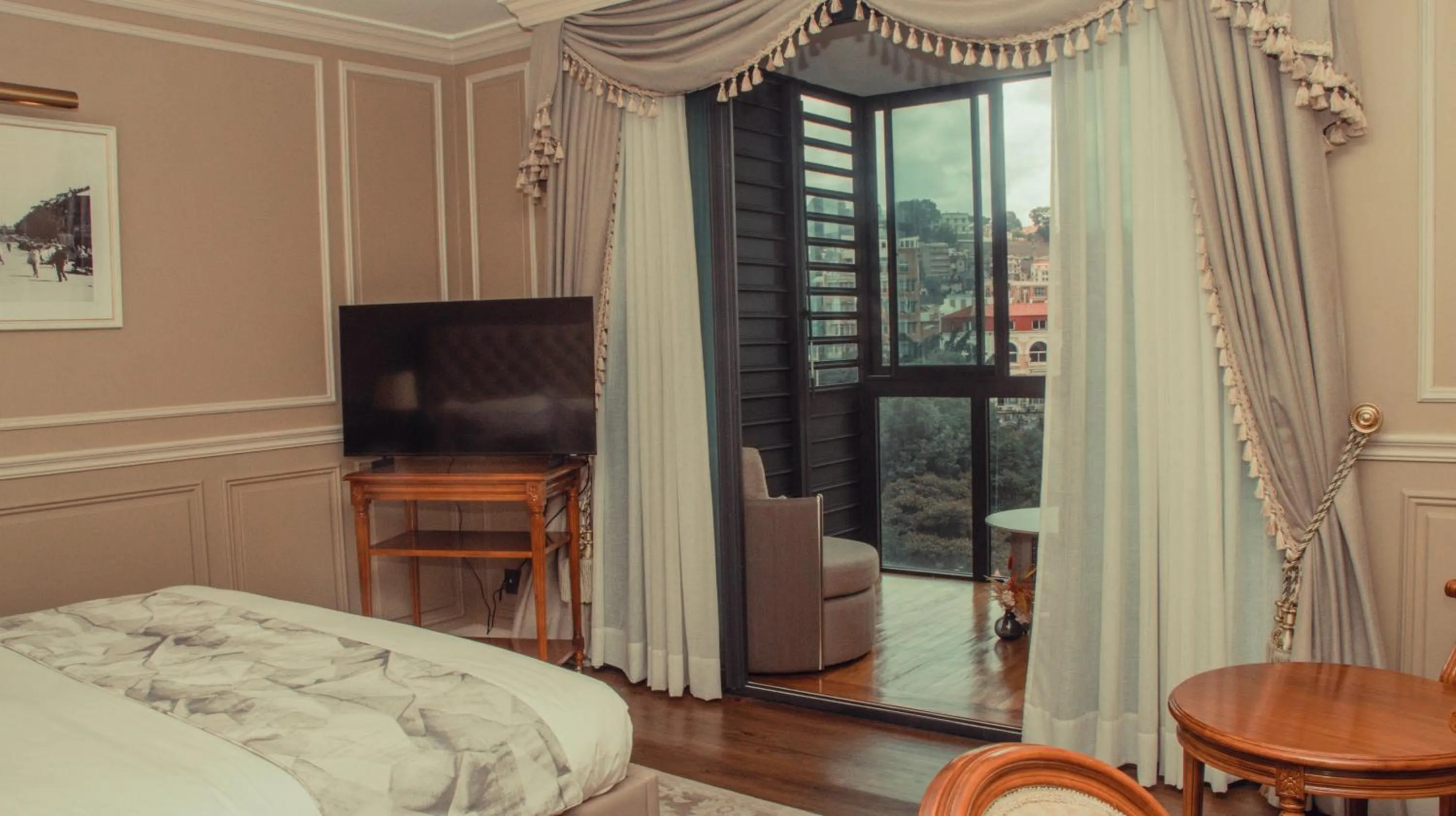 Bed in Hôtel Colbert Palace