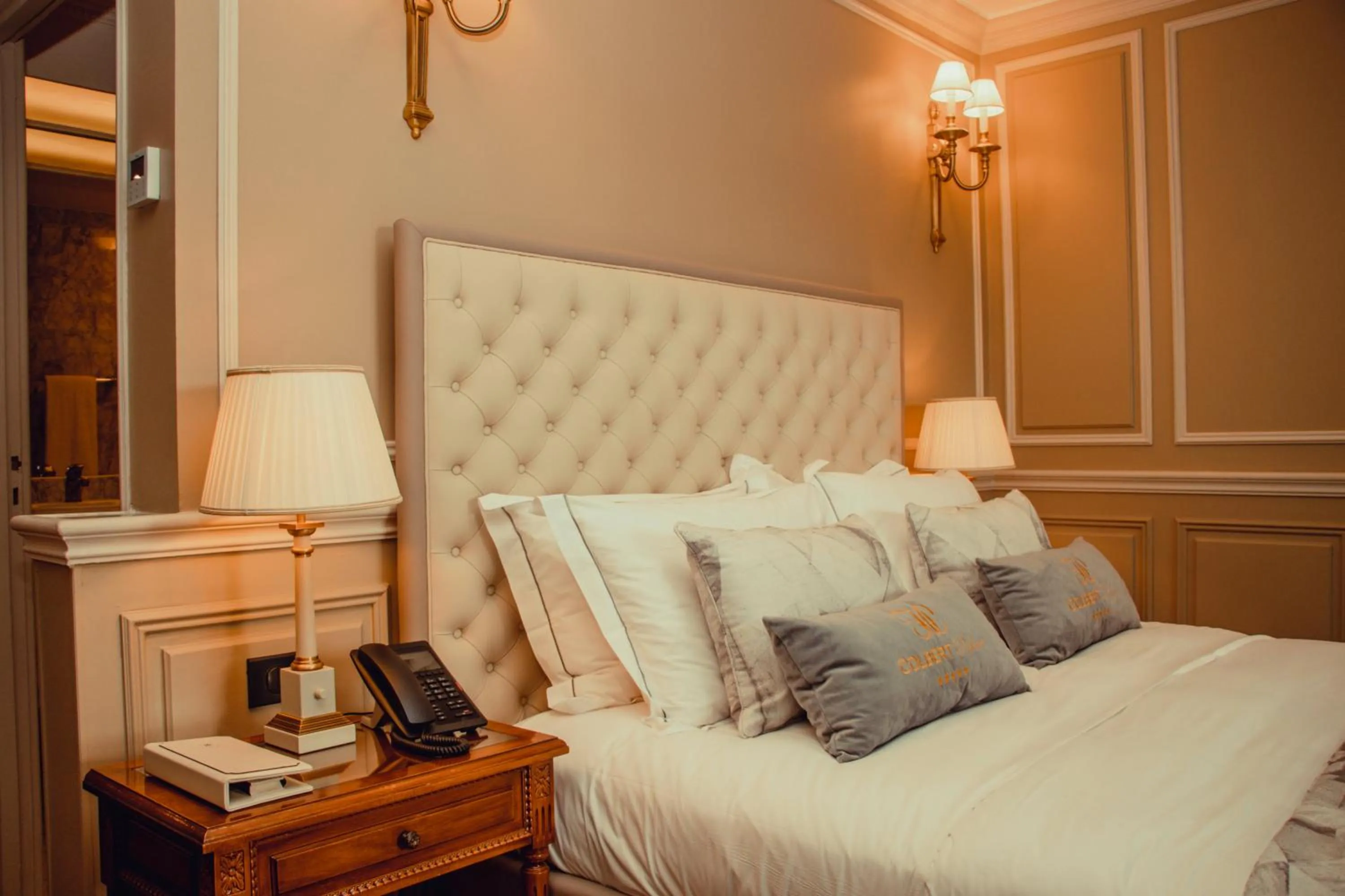 Bed in Hôtel Colbert Palace