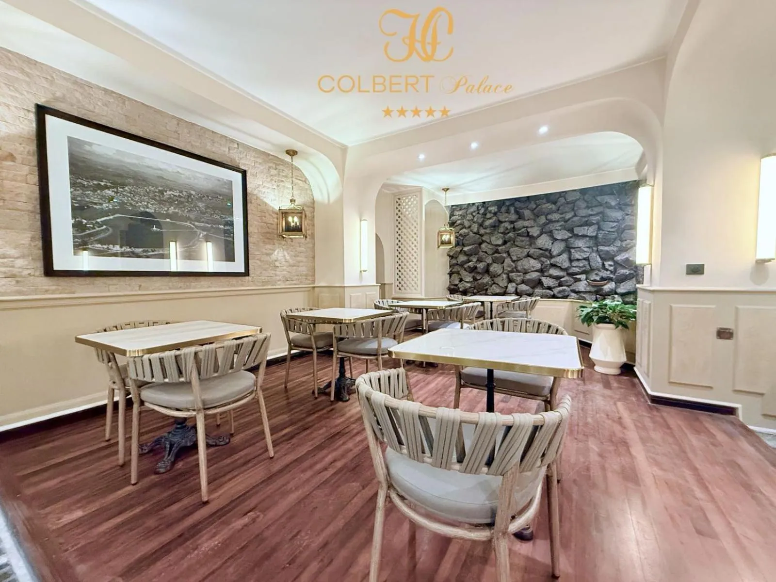 Swimming pool in Hôtel Colbert Palace