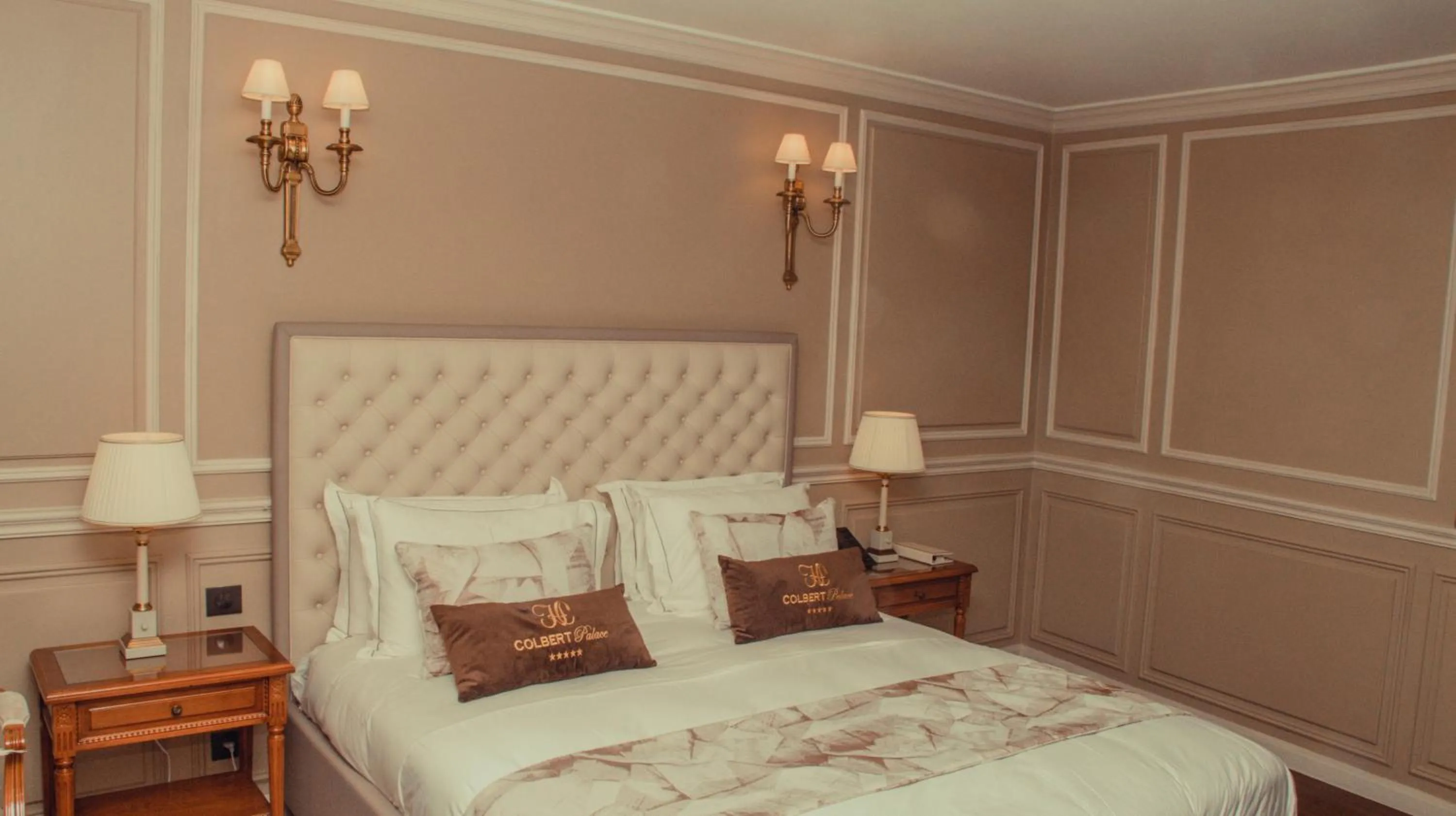 Bed in Hôtel Colbert Palace