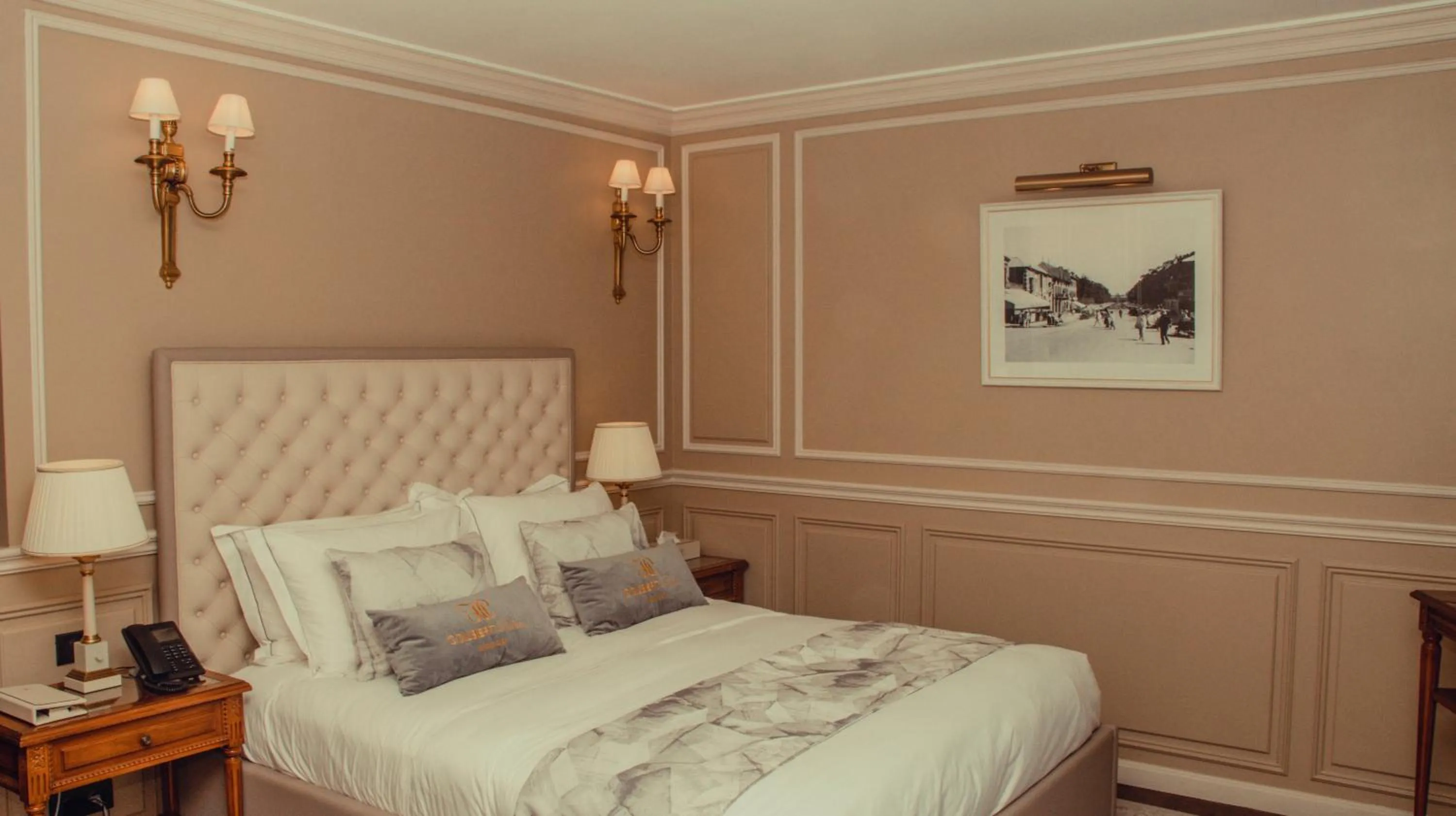 Bed in Hôtel Colbert Palace